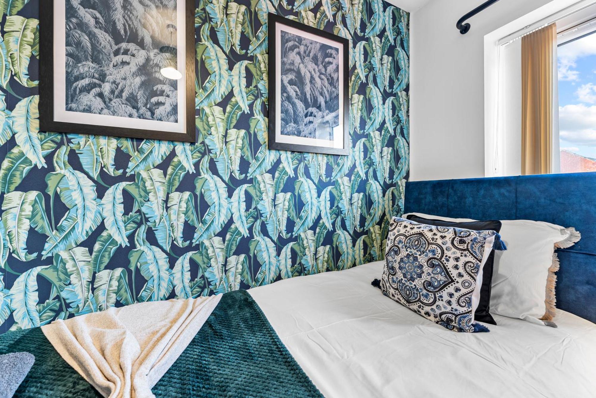 Sleek And Stylish 3 Bed In - Parking