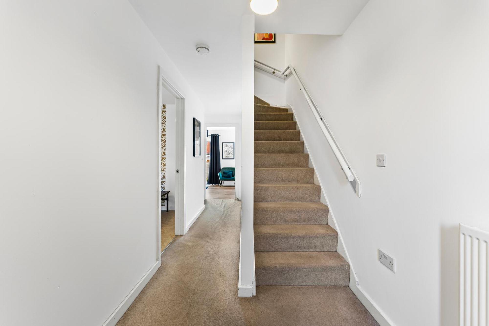 Sleek And Stylish 3 Bed In - Parking