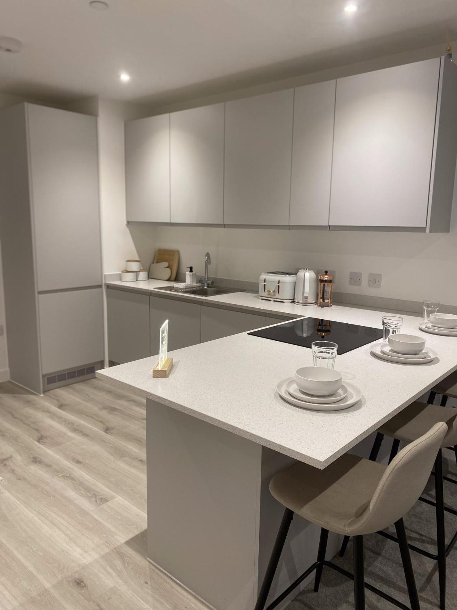 Terrace Retreat-cinema & Free Parking Apartment *