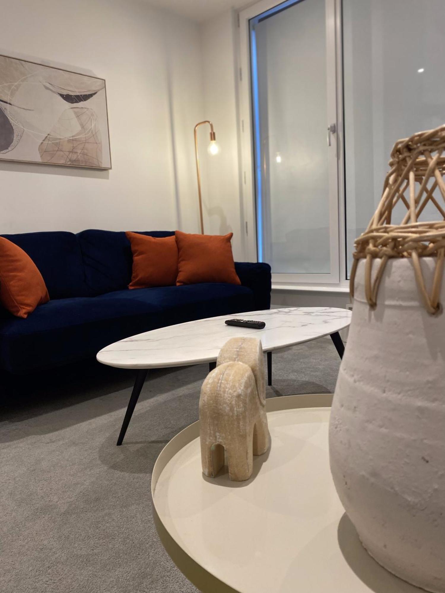 Terrace Retreat-cinema & Free Parking Apartment
