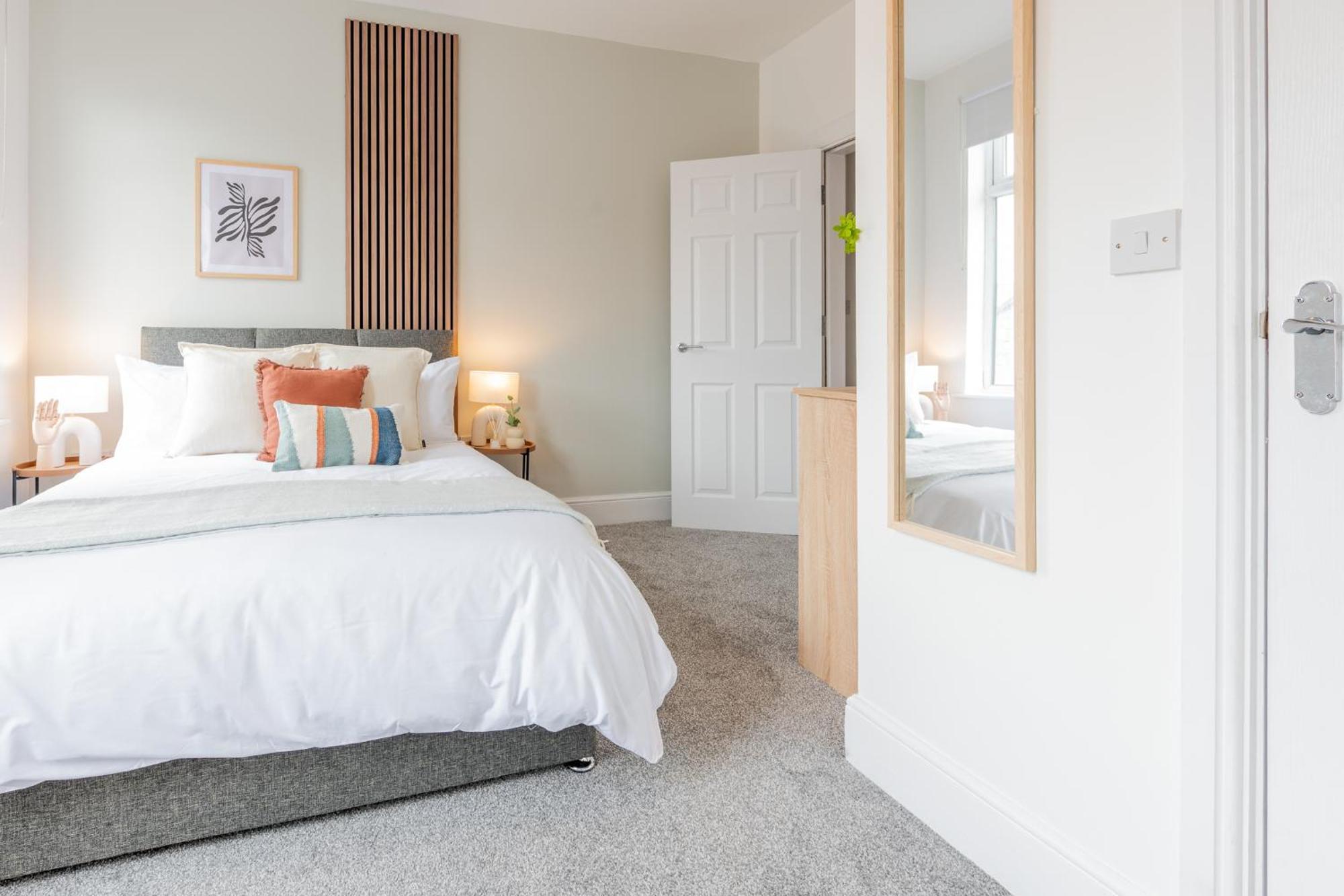 Modern Salford 3 Bedroom House, 3 Bathroom, Easy Access, Ideal For Contractors & Long - Nordstay Manchester