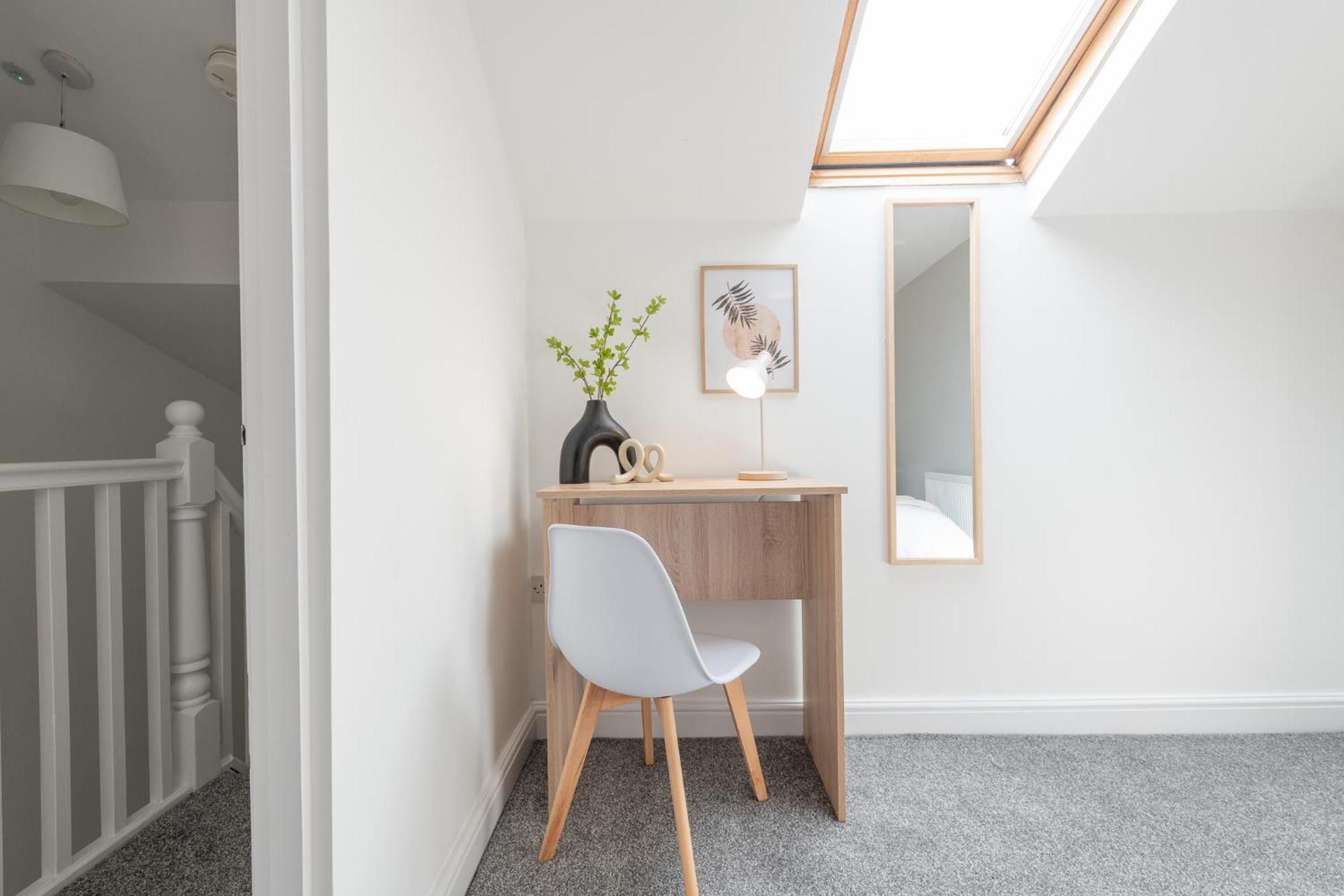 Modern Salford 3 Bedroom House, 3 Bathroom, Easy Access, Ideal For Contractors & Long - Nordstay Apartment Manchester