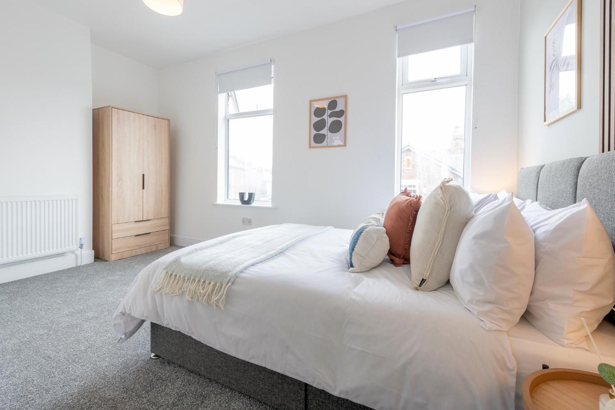 Modern Salford 3 Bedroom House, 3 Bathroom, Easy Access, Ideal For Contractors & Long - Nordstay * Manchester