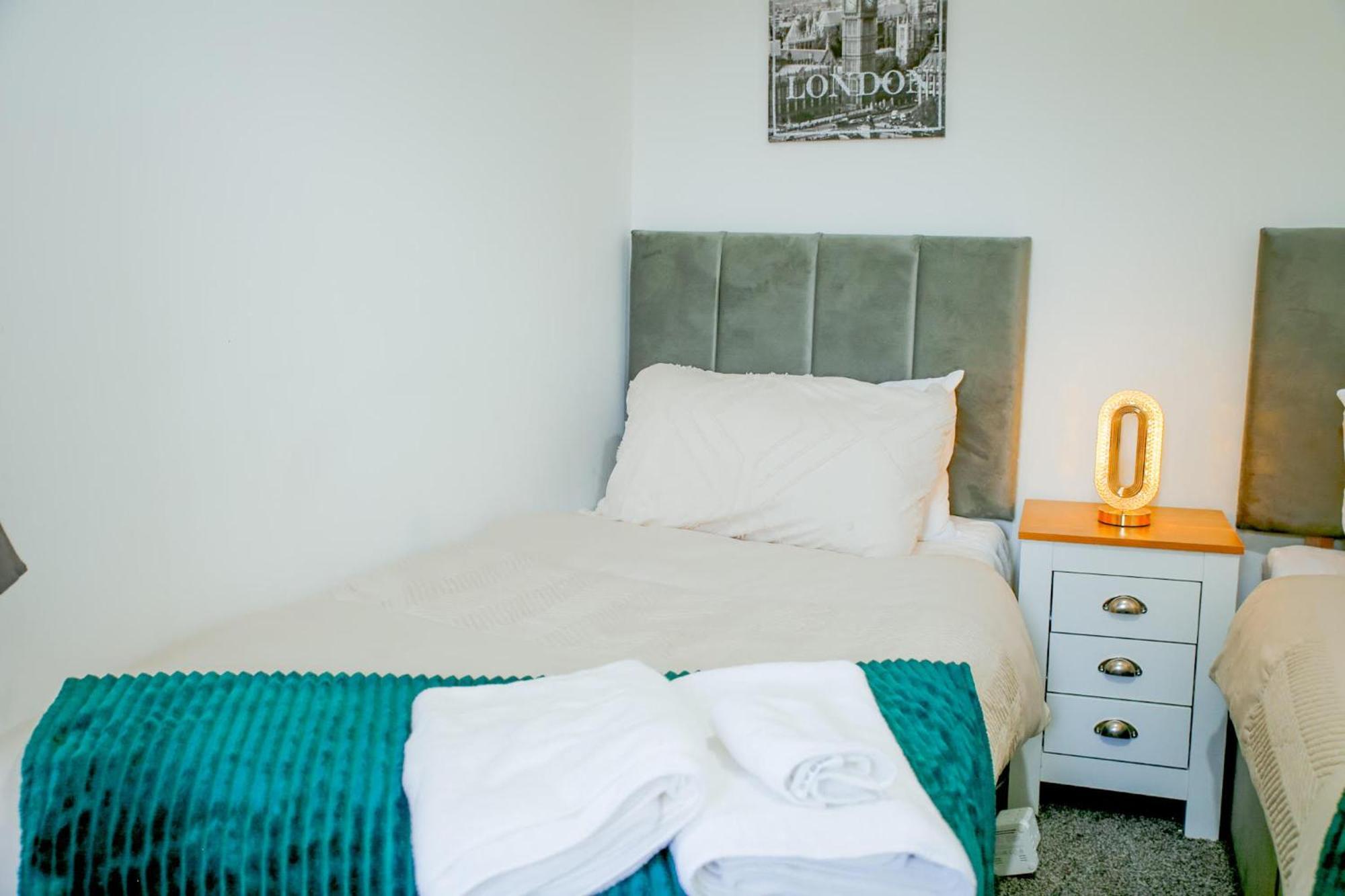 Holiday home The Wynne House - 3 Bedroom Luxury House With 5 Beds & Free Parking Near Centre, And A Walking Distance To The Etihad Stadium & Coop Live Arena