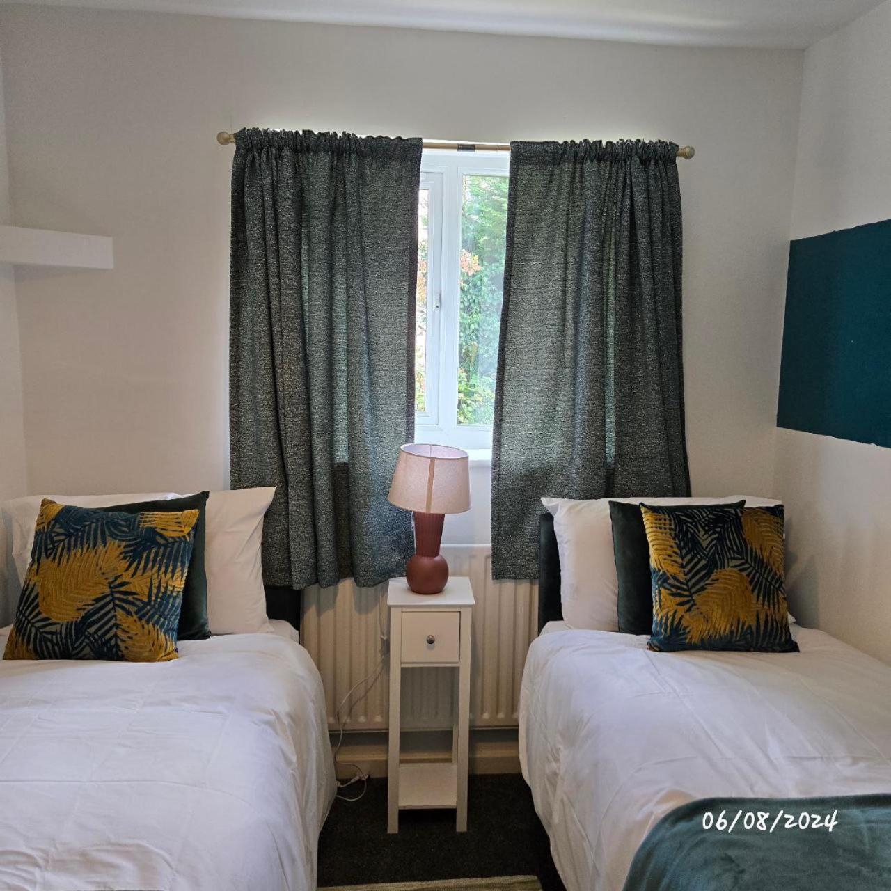 Laurel Three Bed House With Free Parking Manchester