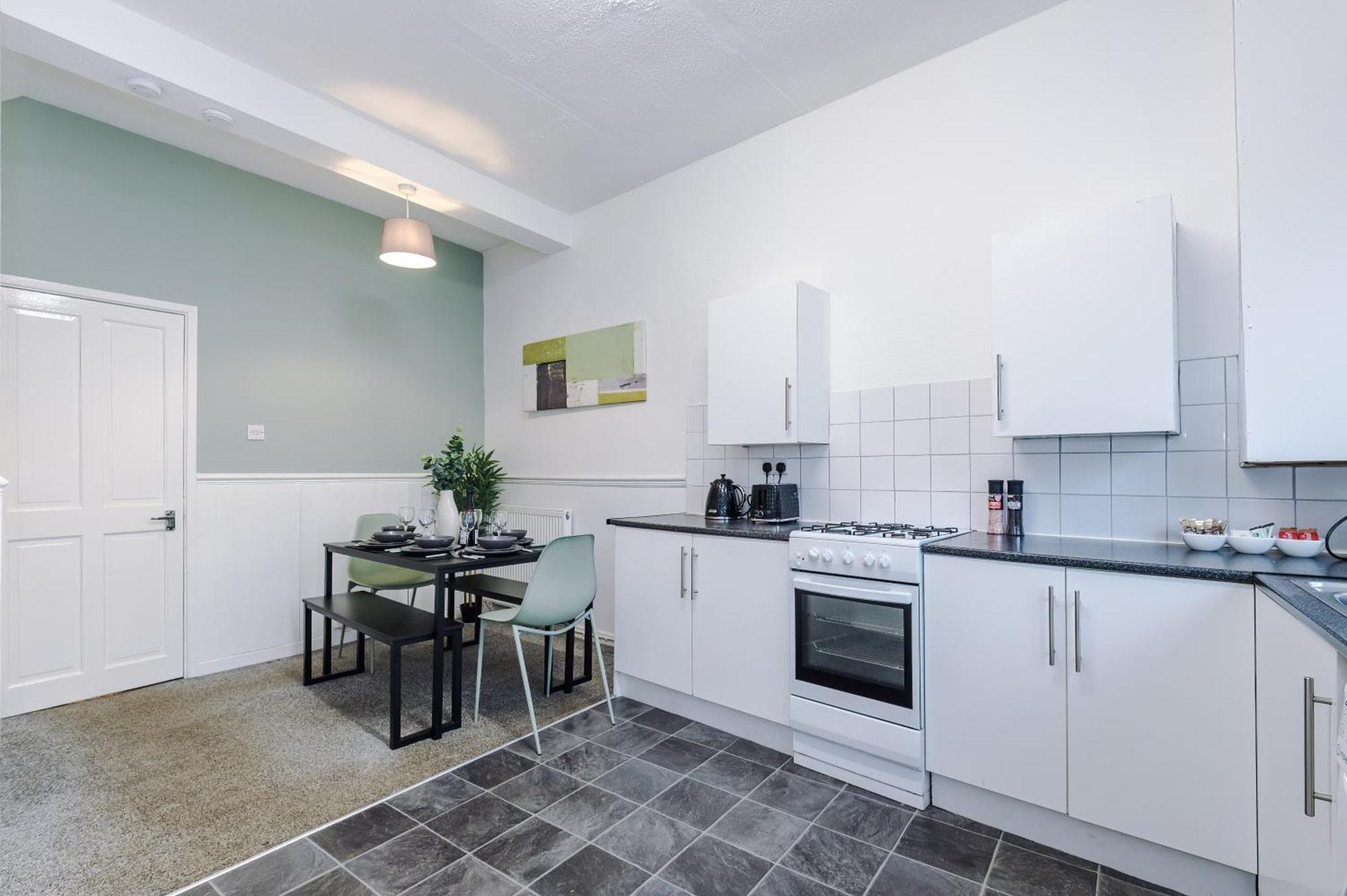 New! Spacious House In By 53 Degrees Property, Ideal For Long Term & Business! *
