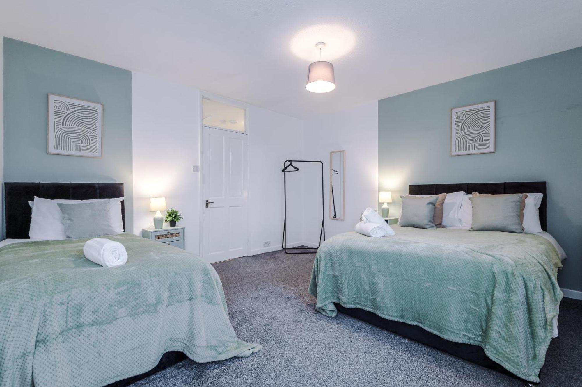 New! Spacious House In By 53 Degrees Property, Ideal For Long Term & Business! *