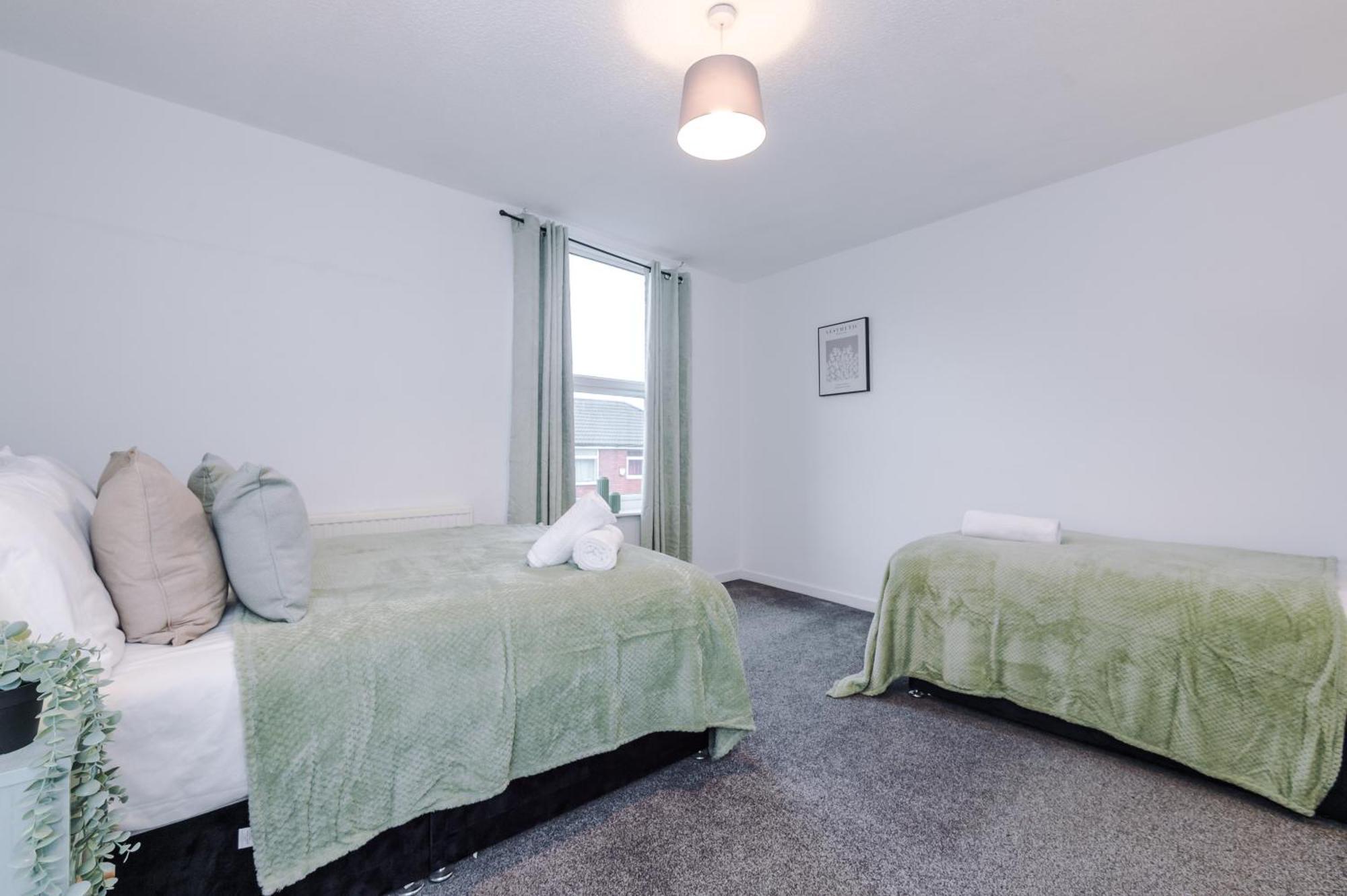 New! Spacious House In By 53 Degrees Property, Ideal For Long Term & Business! Holiday home