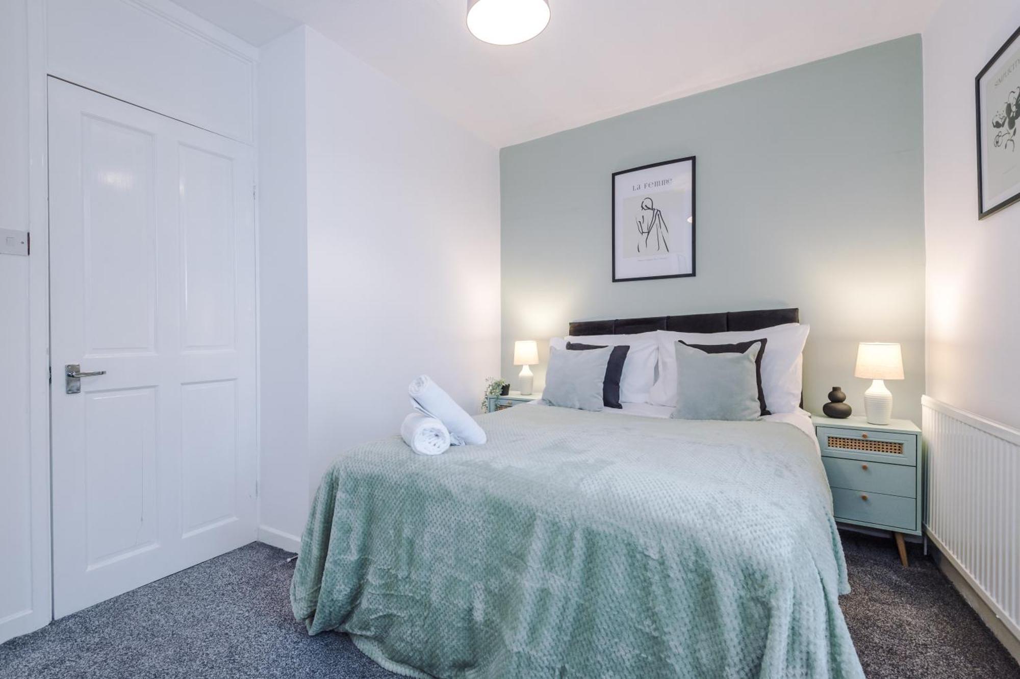 Holiday home New! Spacious House In By 53 Degrees Property, Ideal For Long Term & Business! *