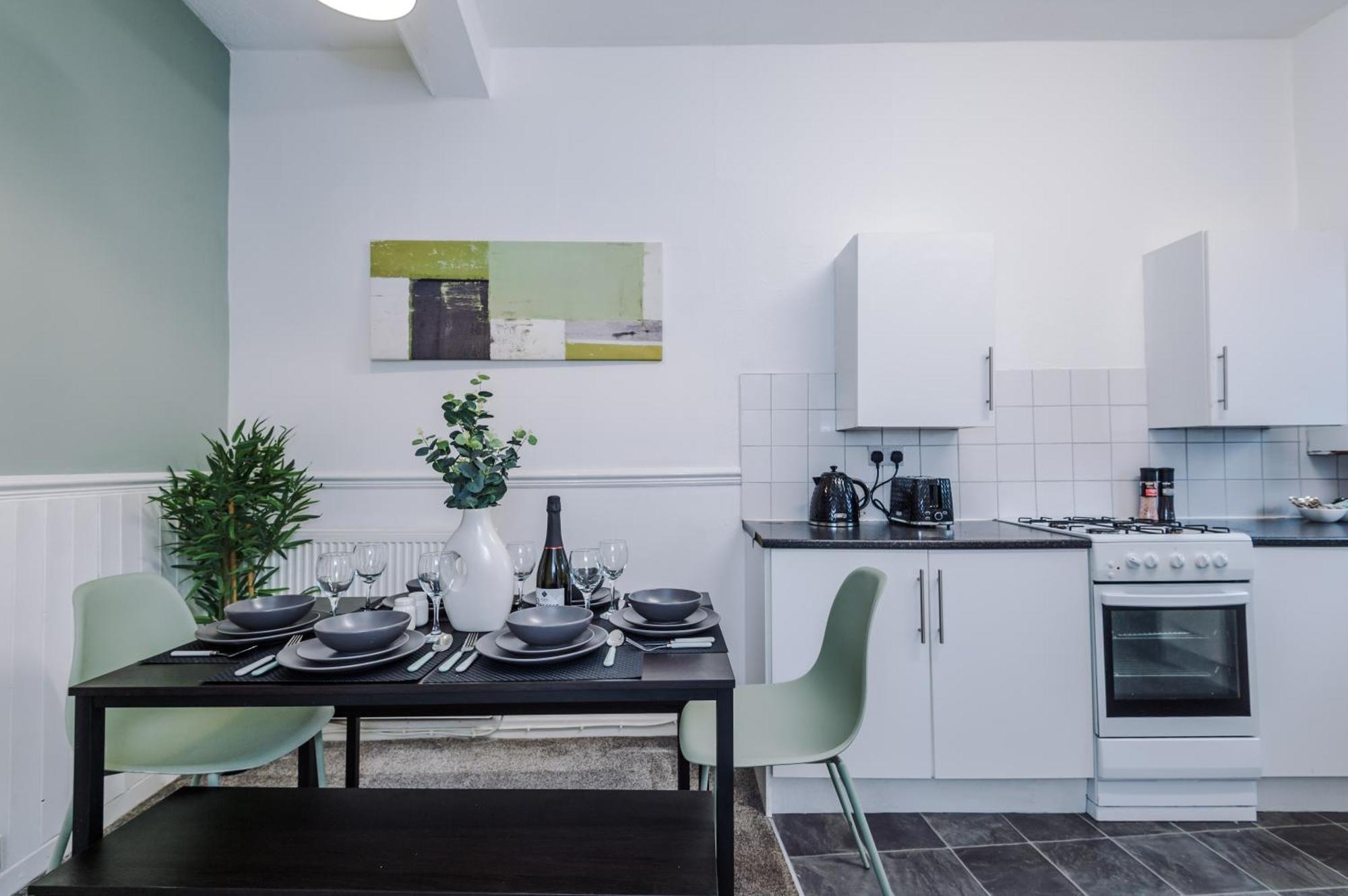 New! Spacious House In By 53 Degrees Property, Ideal For Long Term & Business! Manchester