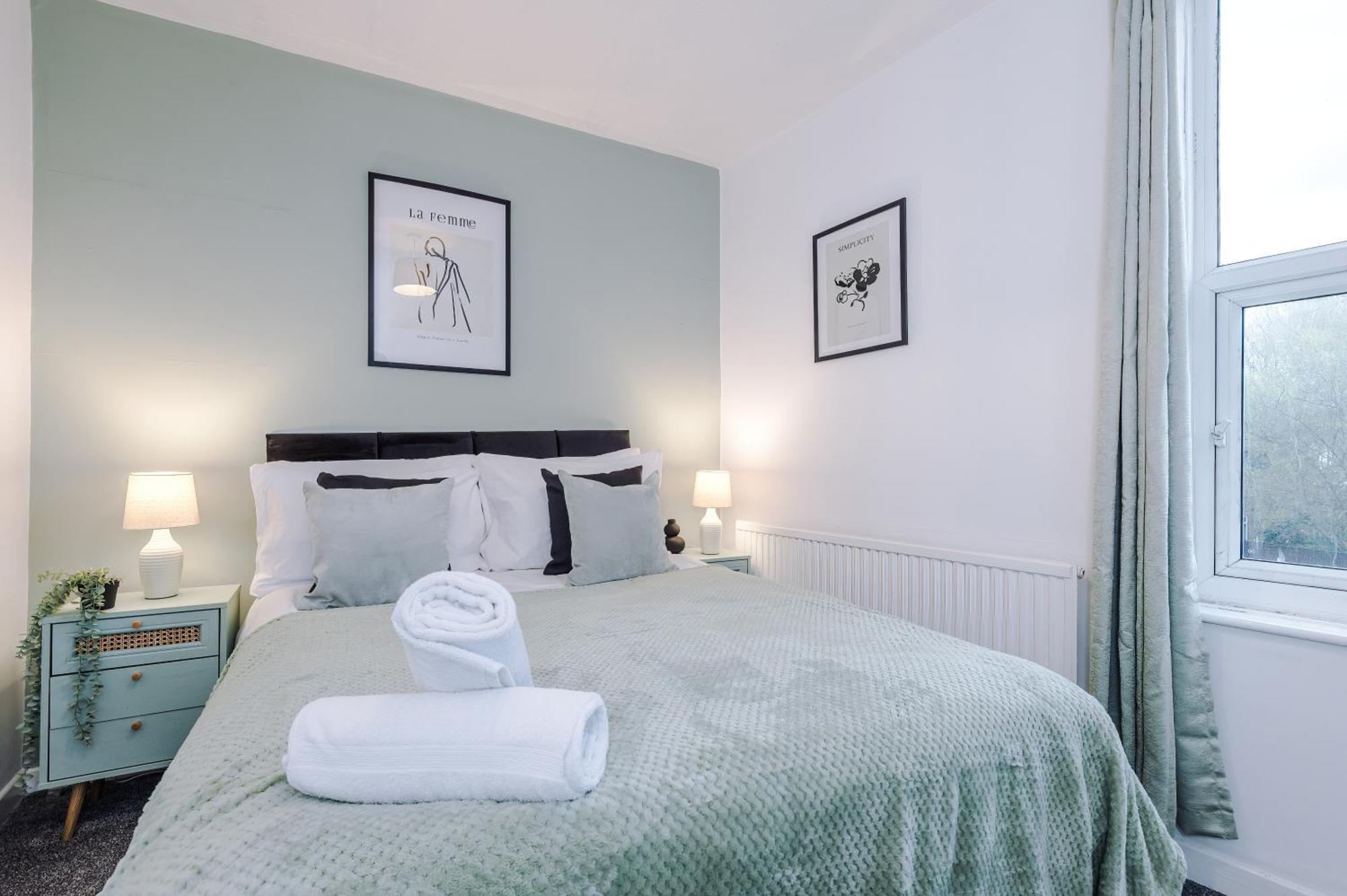 New! Spacious House In By 53 Degrees Property, Ideal For Long Term & Business! *