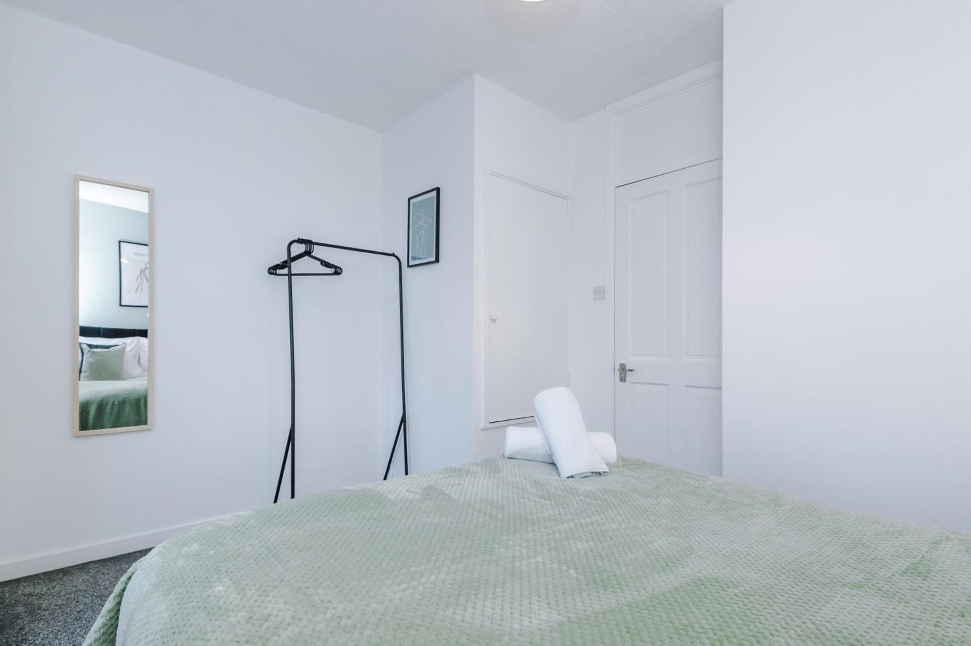 New! Spacious House In By 53 Degrees Property, Ideal For Long Term & Business! *