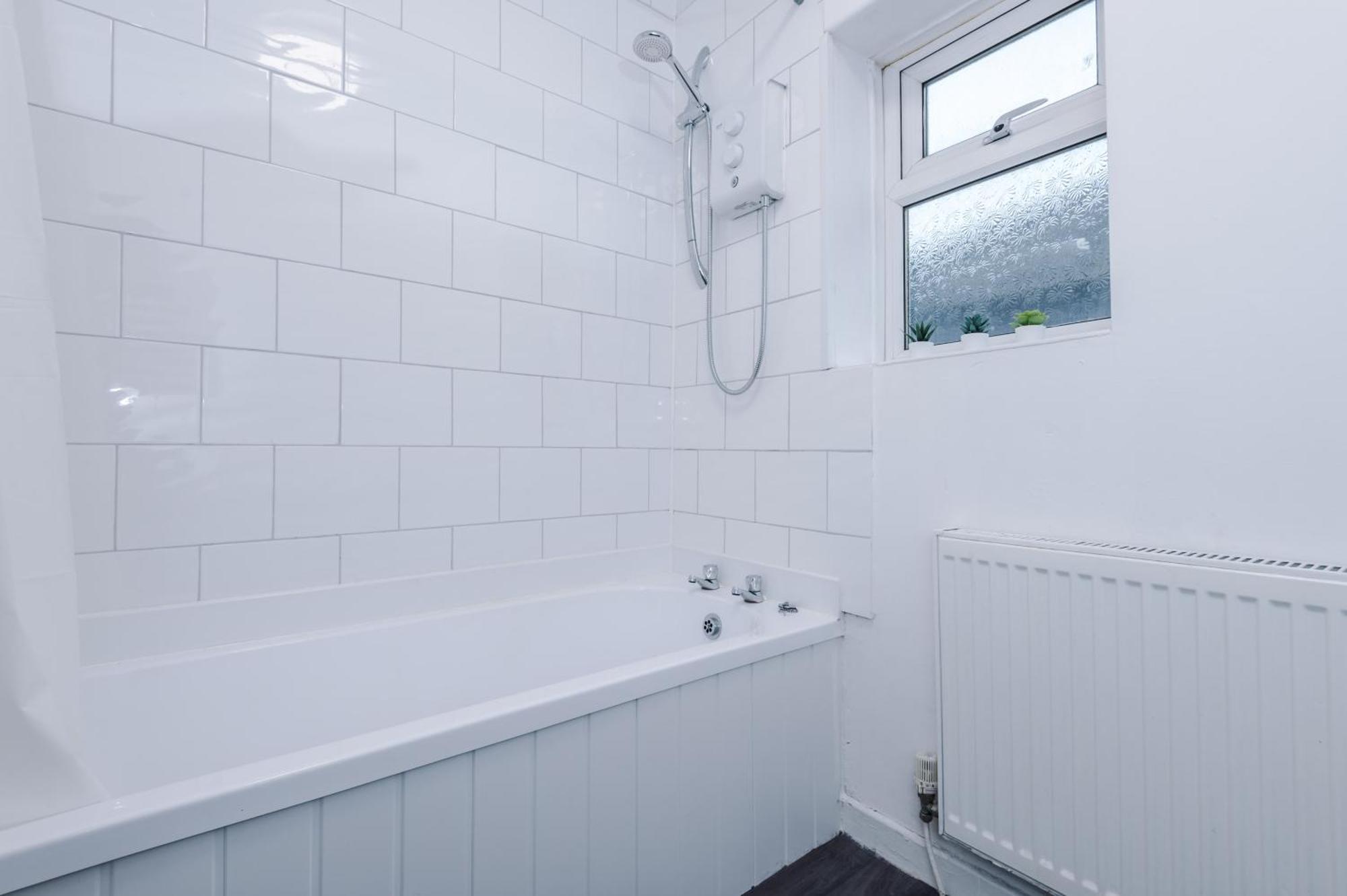 New! Spacious House In By 53 Degrees Property, Ideal For Long Term & Business!
