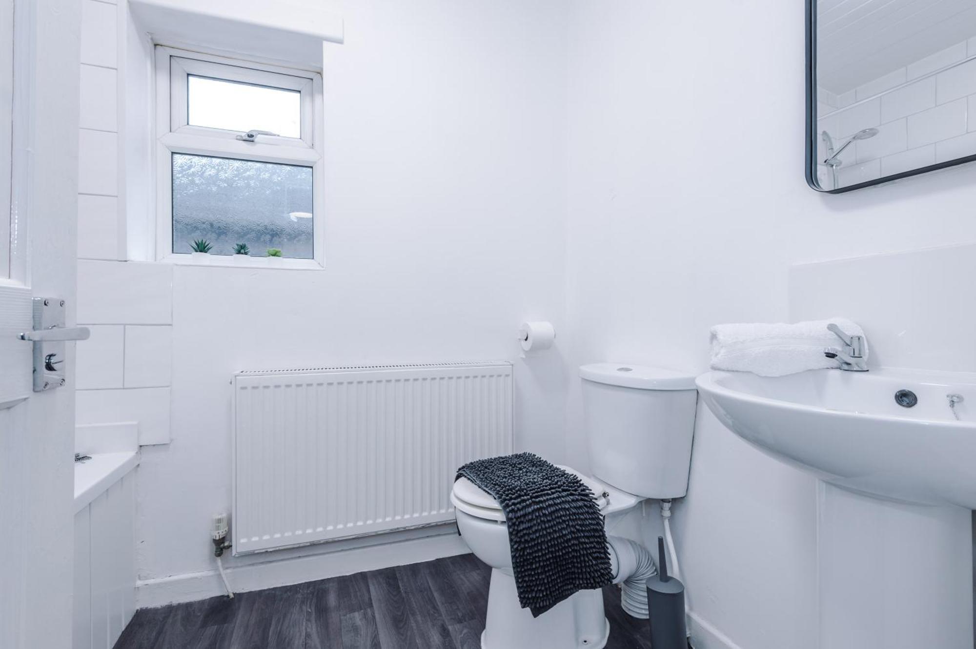 Holiday home New! Spacious House In By 53 Degrees Property, Ideal For Long Term & Business!