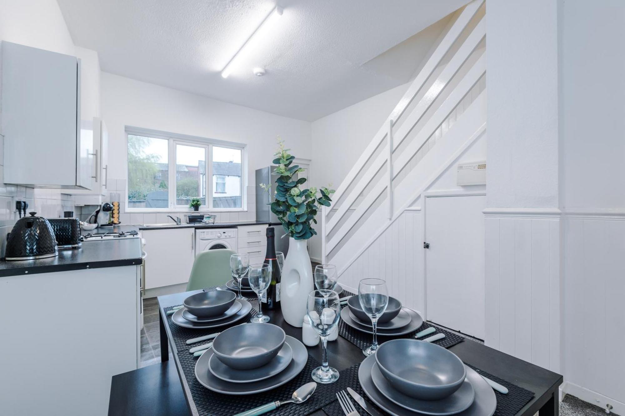 New! Spacious House In By 53 Degrees Property, Ideal For Long Term & Business! Holiday home Manchester