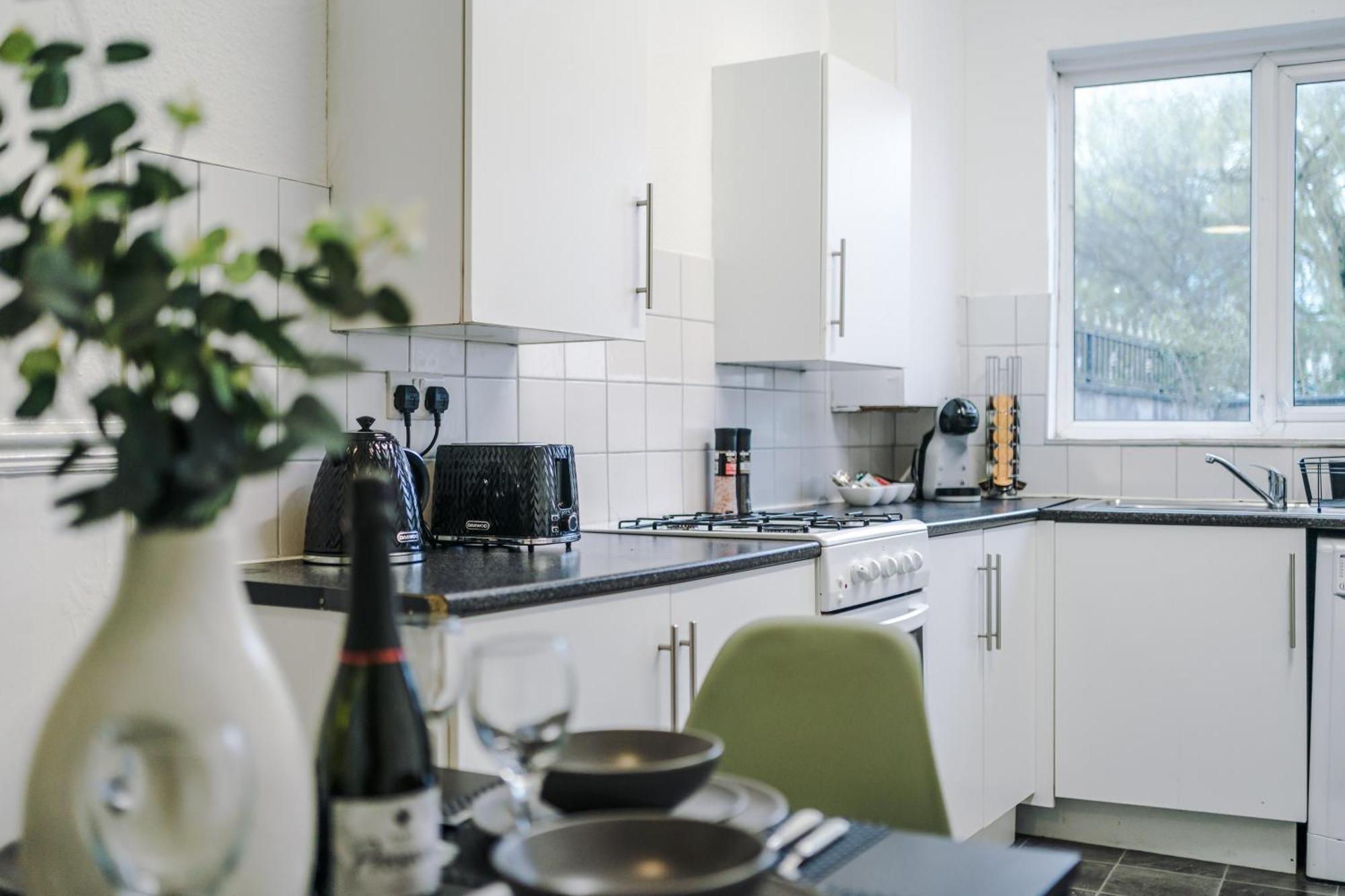 New! Spacious House In By 53 Degrees Property, Ideal For Long Term & Business! *