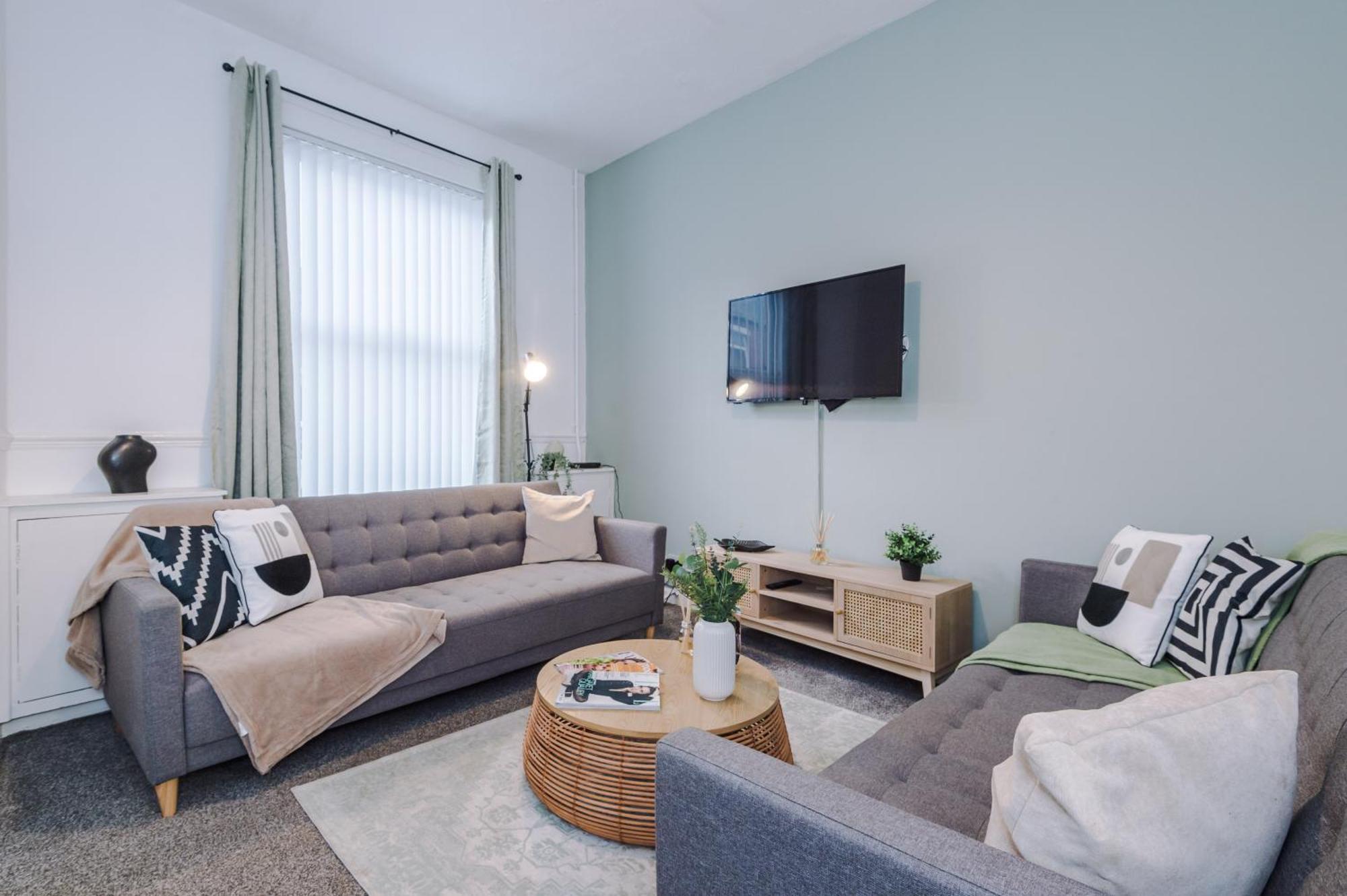 Holiday home New! Spacious House In By 53 Degrees Property, Ideal For Long Term & Business!