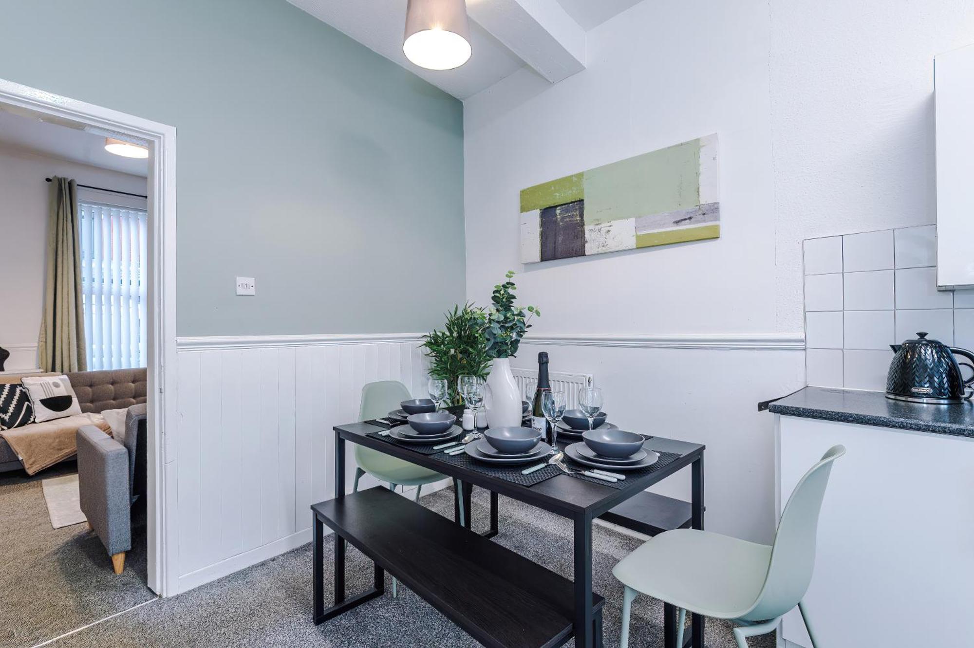 New! Spacious House In By 53 Degrees Property, Ideal For Long Term & Business! *