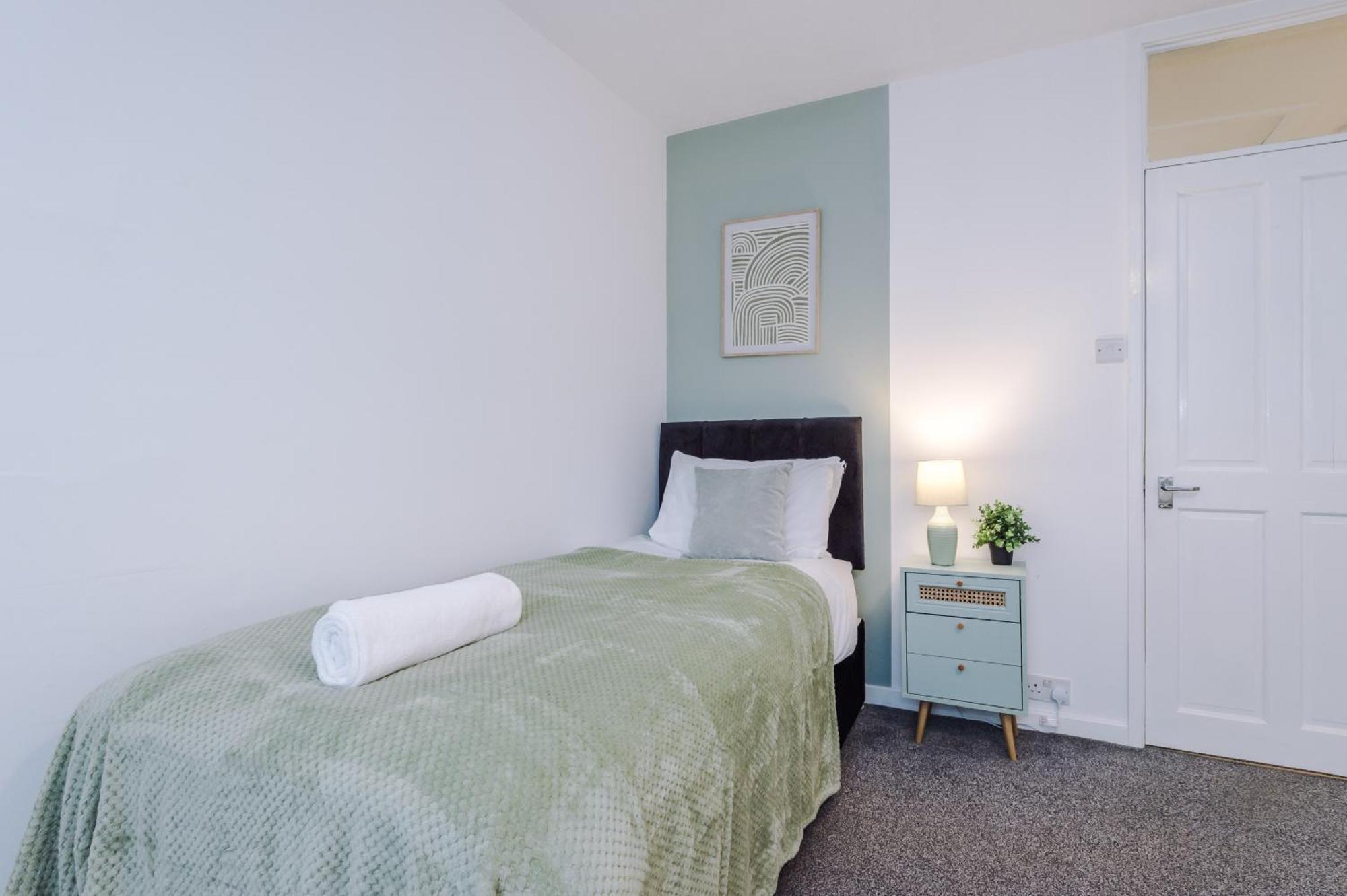 New! Spacious House In By 53 Degrees Property, Ideal For Long Term & Business!