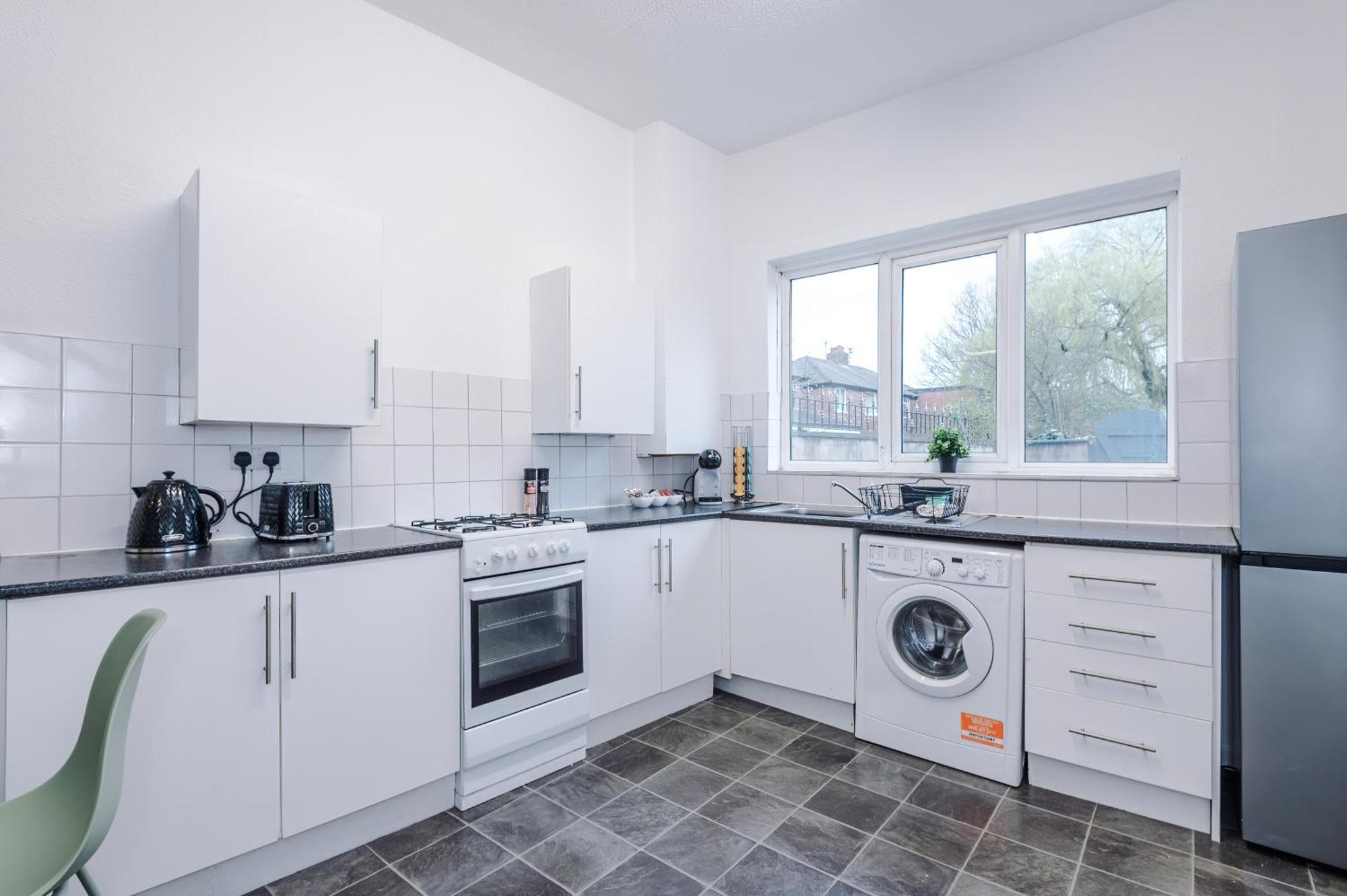 New! Spacious House In By 53 Degrees Property, Ideal For Long Term & Business! * Manchester