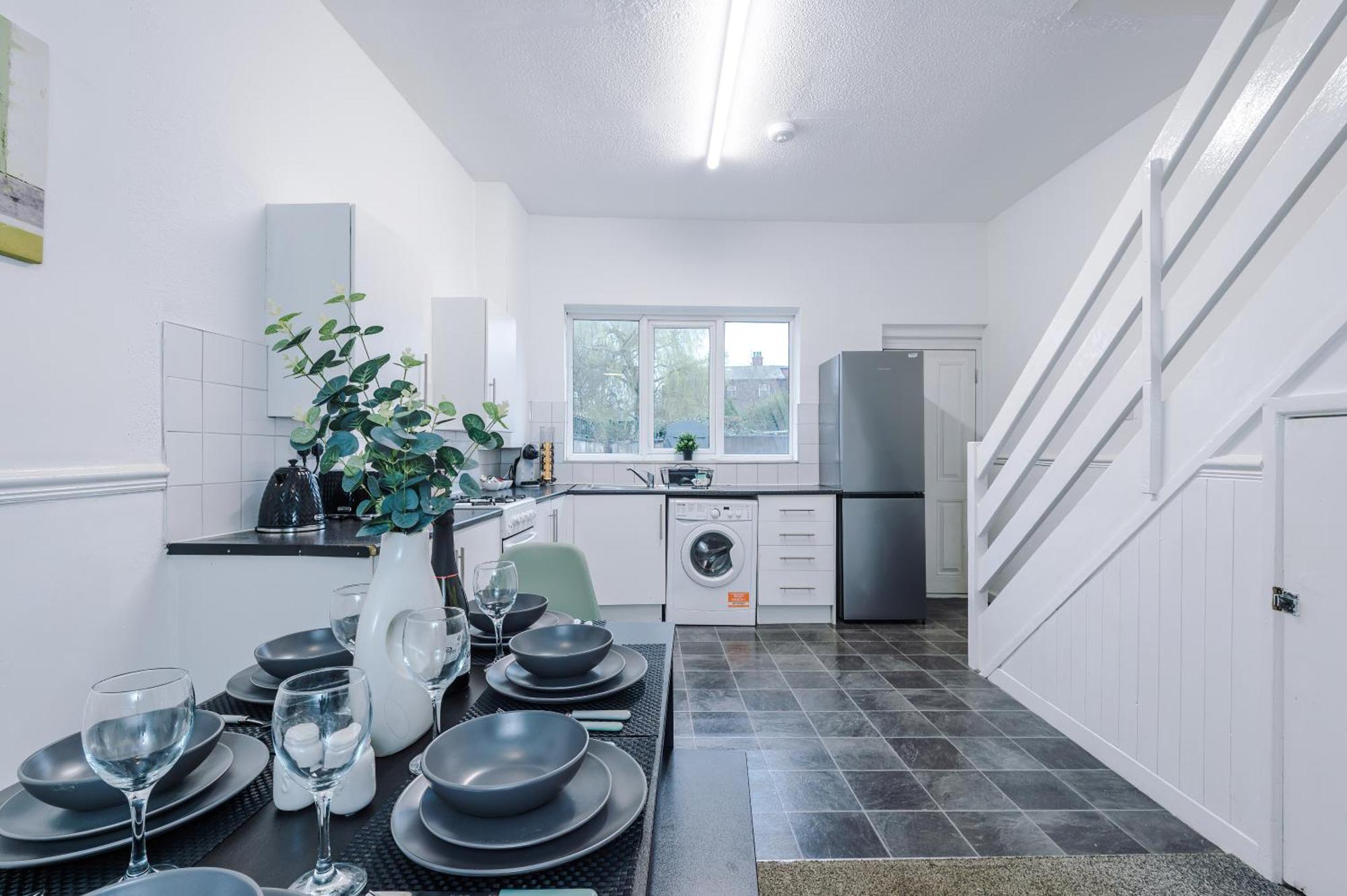 New! Spacious House In By 53 Degrees Property, Ideal For Long Term & Business! Holiday home *