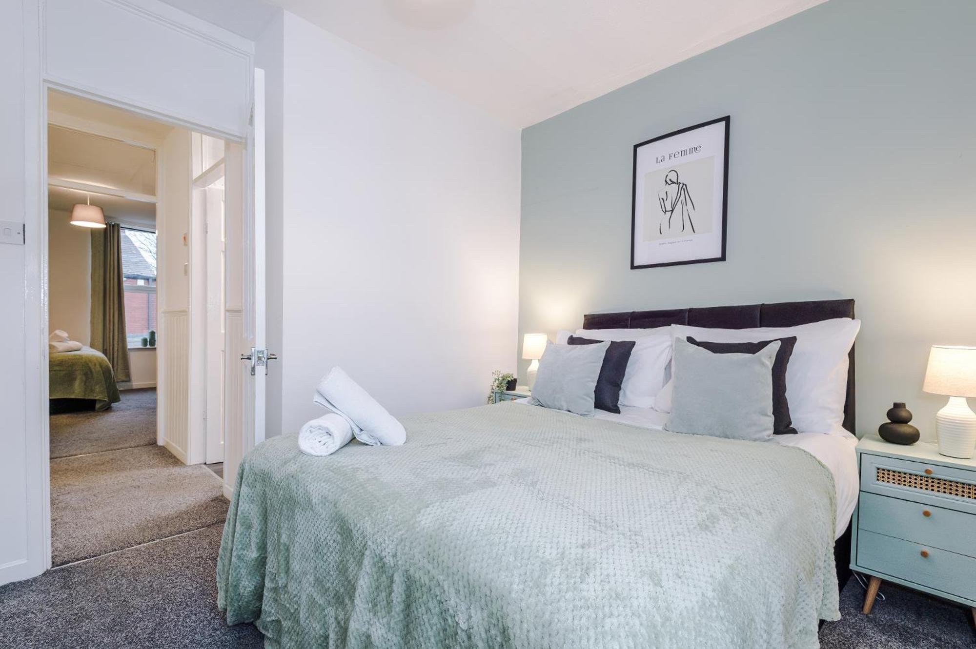 New! Spacious House In By 53 Degrees Property, Ideal For Long Term & Business! * Manchester
