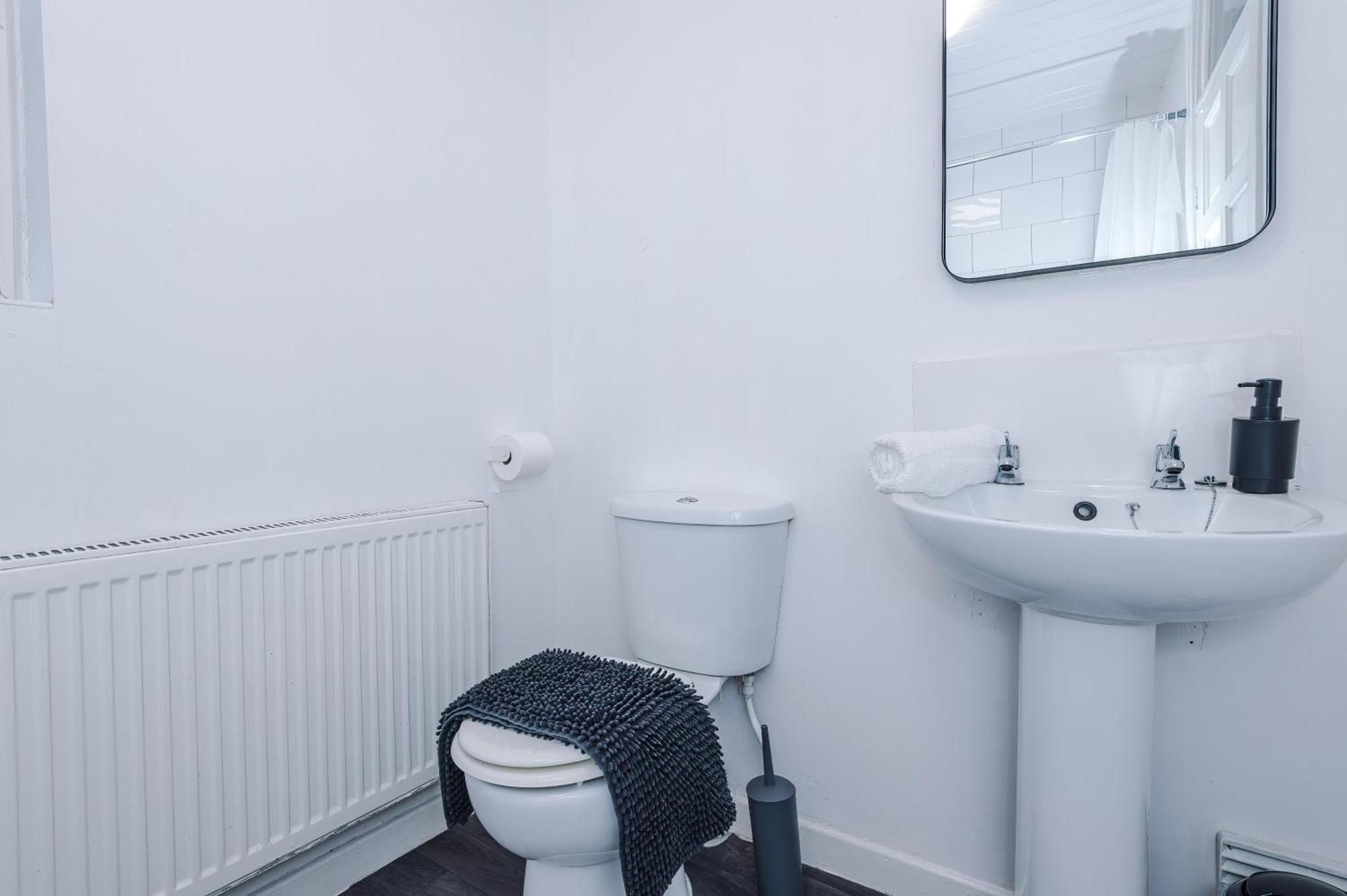New! Spacious House In By 53 Degrees Property, Ideal For Long Term & Business! Holiday home