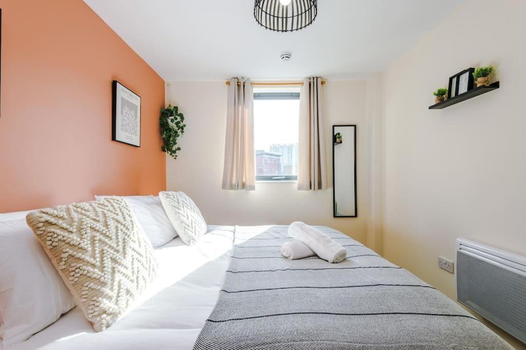 Modern 2br Near Centre - Free Parking Garage Apartment *