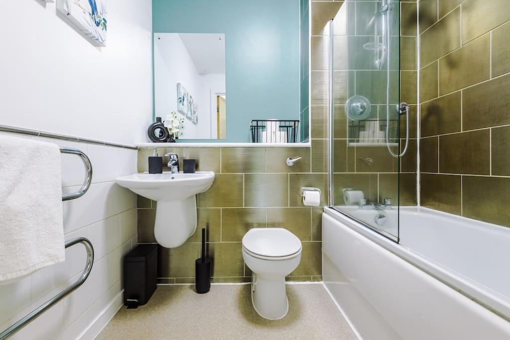 Modern 2br Near Centre - Free Parking Garage Apartment