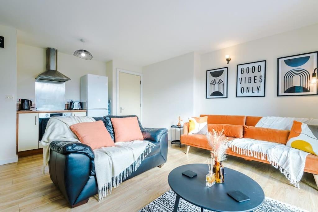 Modern 2br Near Centre - Free Parking Garage Apartment *