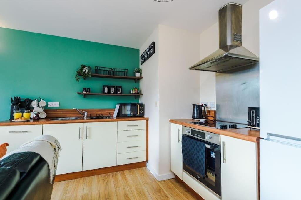 Modern 2br Near Centre - Free Parking Garage Apartment *