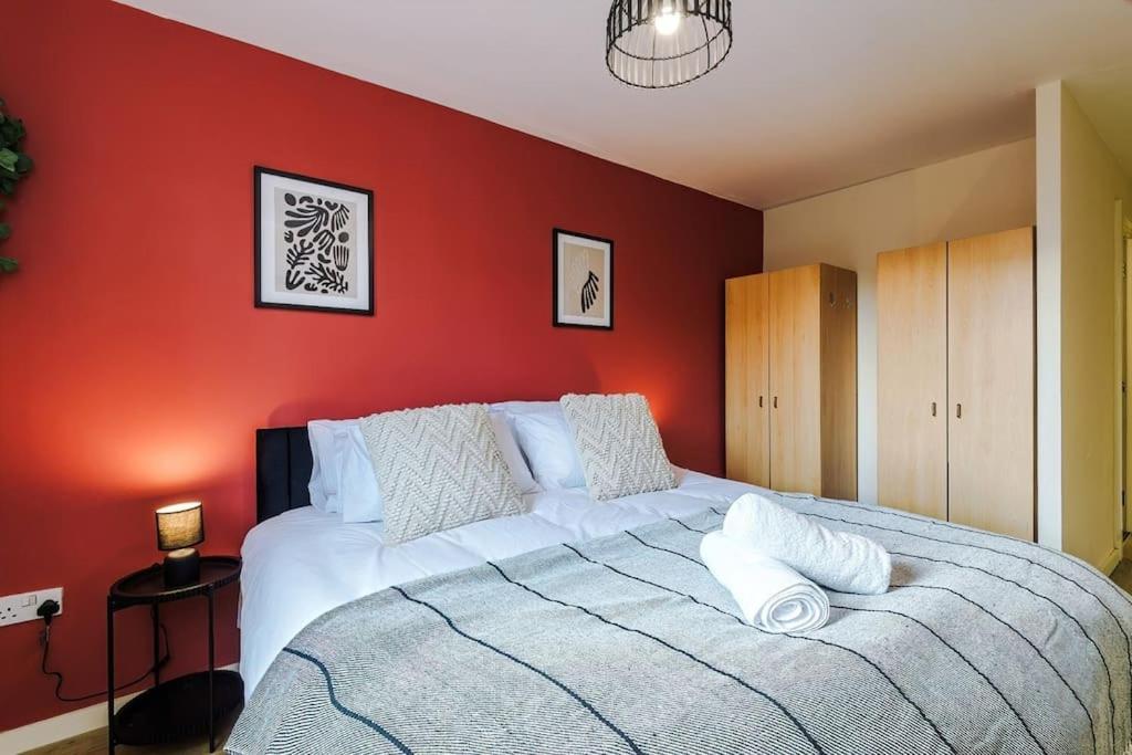 Modern 2br Near Centre - Free Parking Garage Apartment *