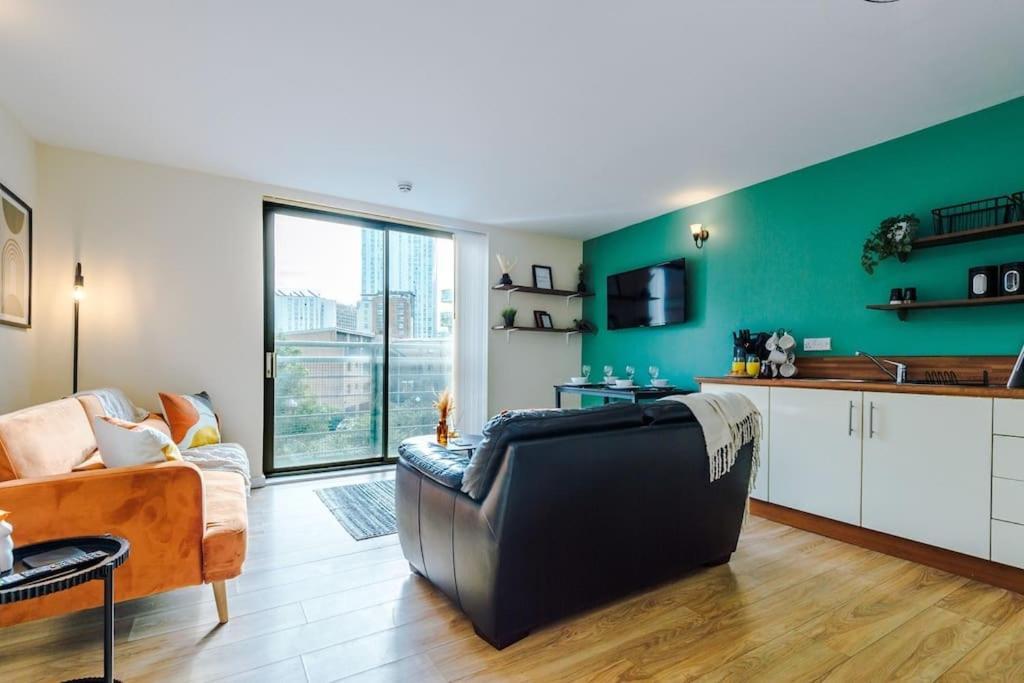 Modern 2br Near Centre - Free Parking Garage Apartment Manchester