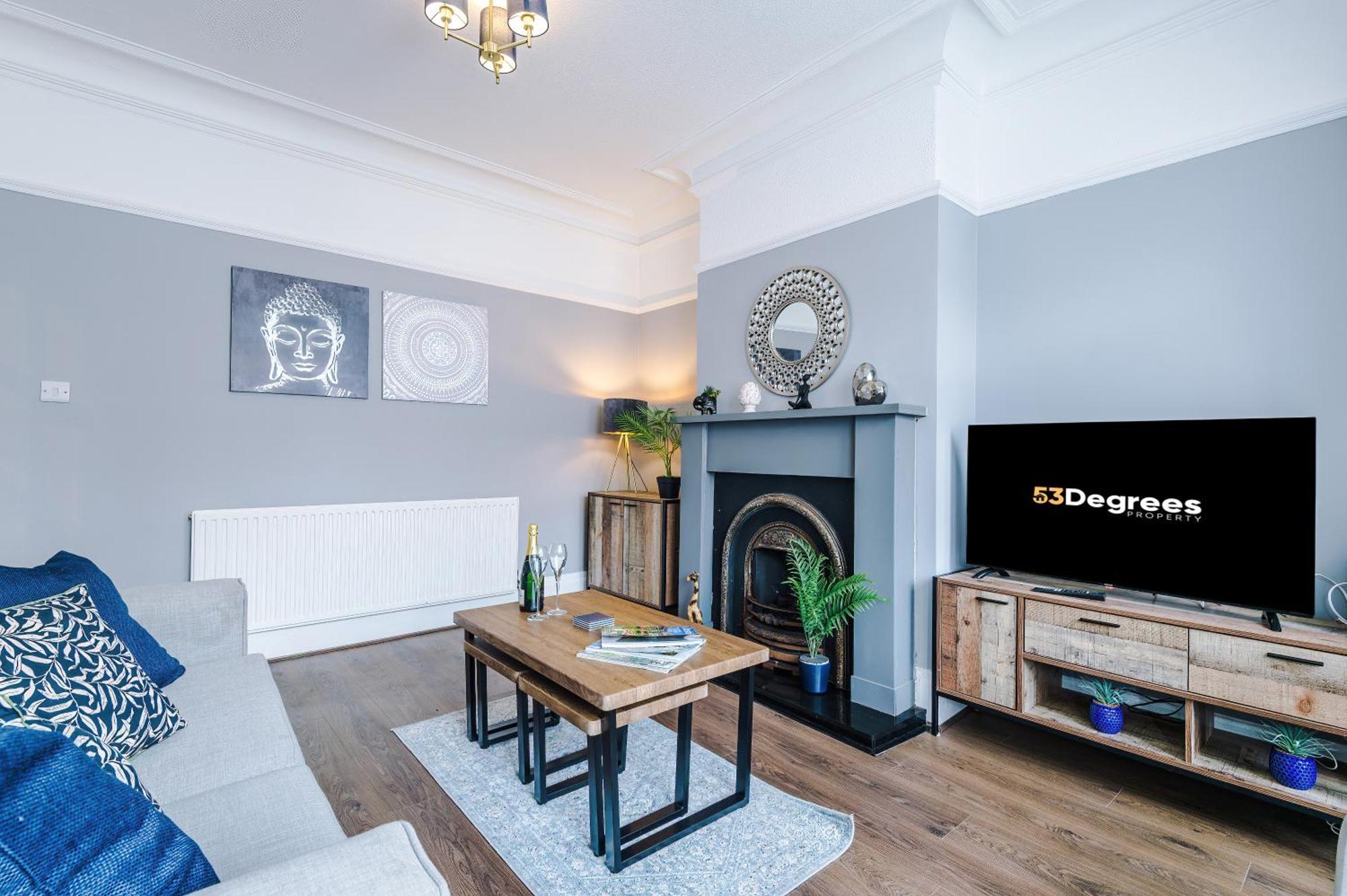 Holiday home New! 3-bed Spacious In By 53 Degrees Property, Ideal For Groups, Free Parking! *