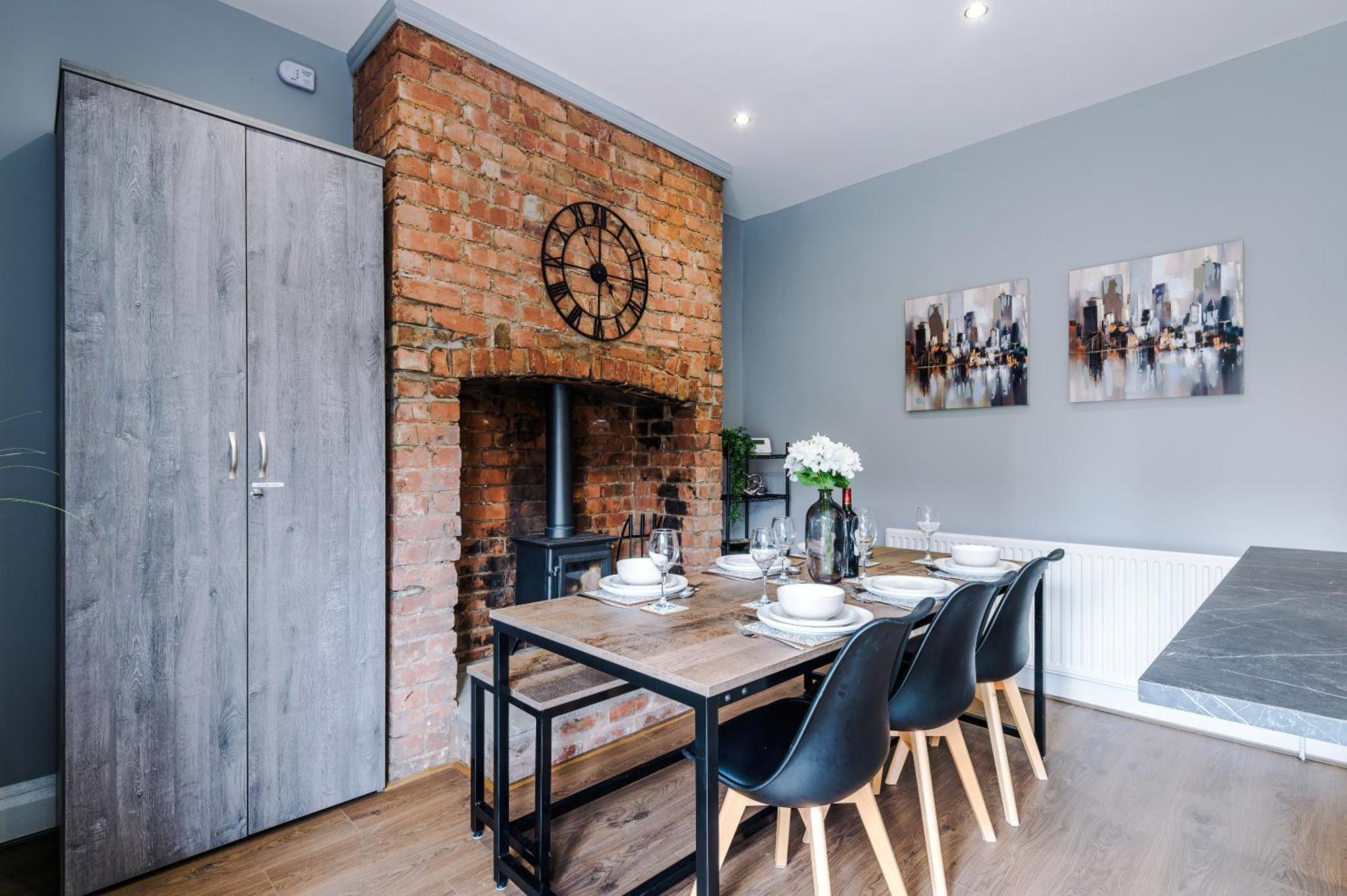 Holiday home New! 3-bed Spacious In By 53 Degrees Property, Ideal For Groups, Free Parking! Manchester