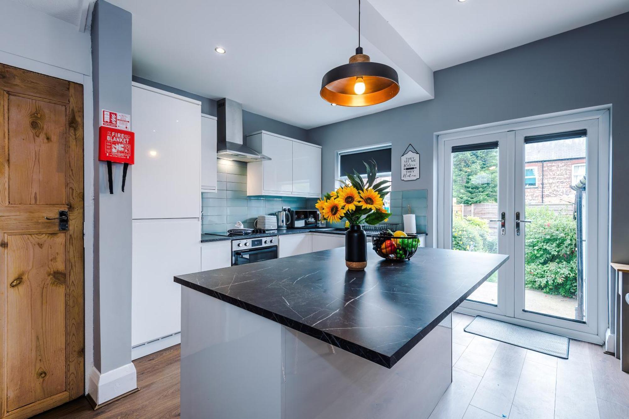 New! 3-bed Spacious In By 53 Degrees Property, Ideal For Groups, Free Parking!