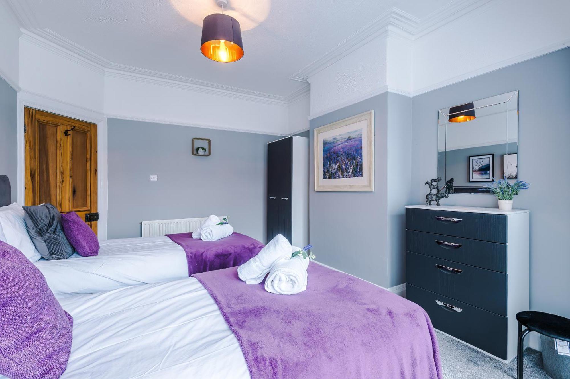 New! 3-bed Spacious In By 53 Degrees Property, Ideal For Groups, Free Parking! Holiday home