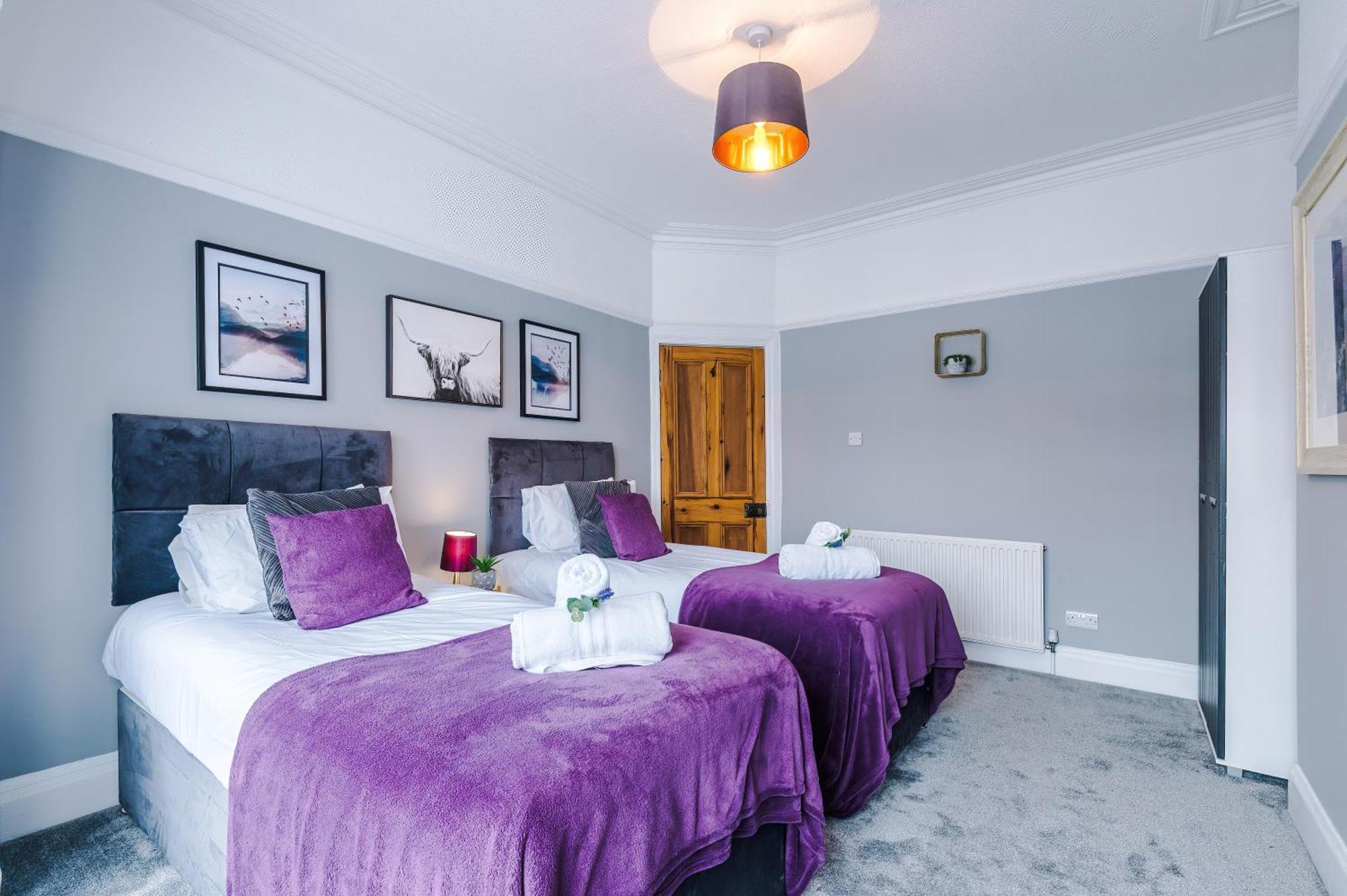 New! 3-bed Spacious In By 53 Degrees Property, Ideal For Groups, Free Parking! Holiday home *