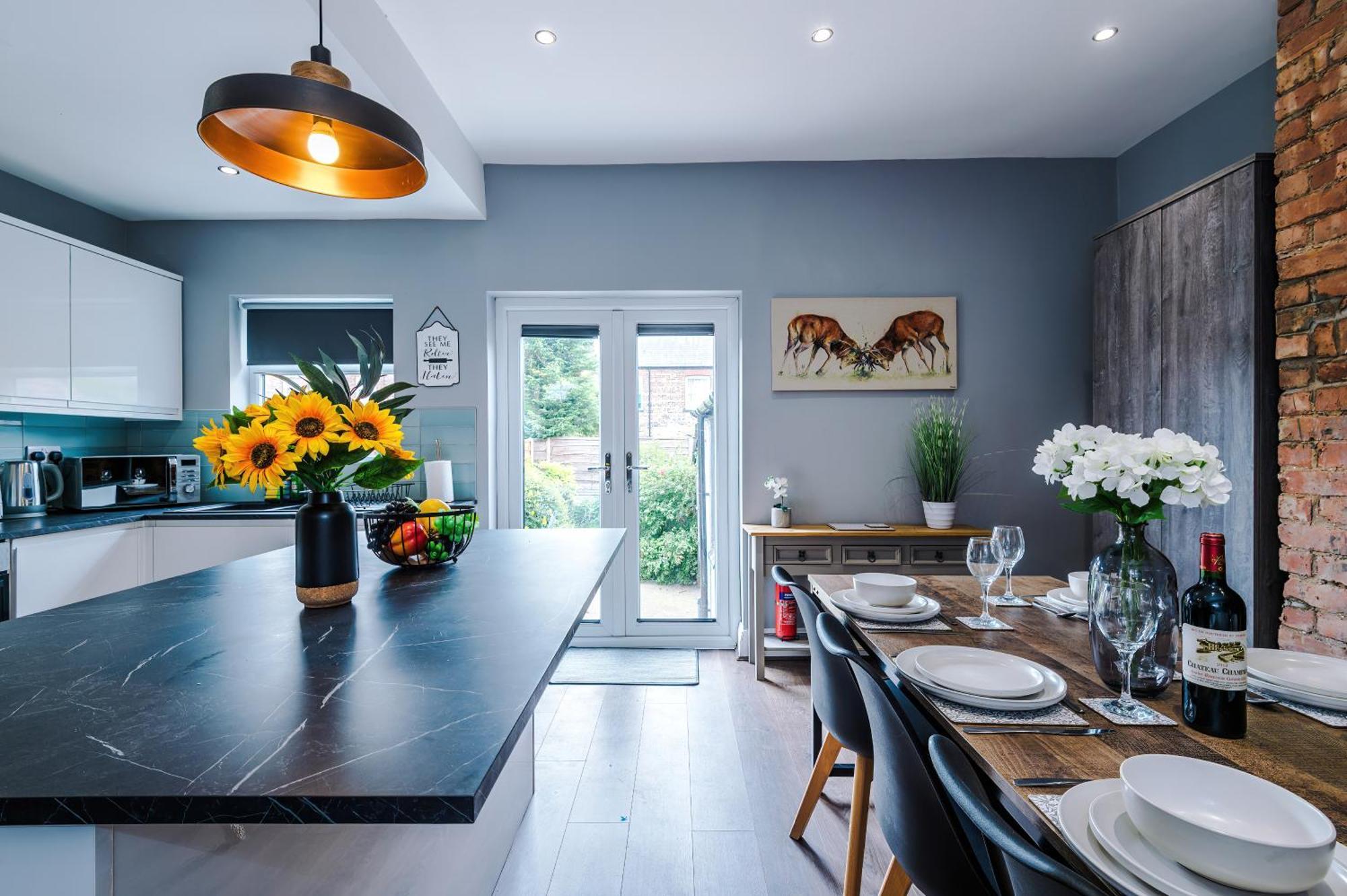New! 3-bed Spacious In By 53 Degrees Property, Ideal For Groups, Free Parking! Holiday home