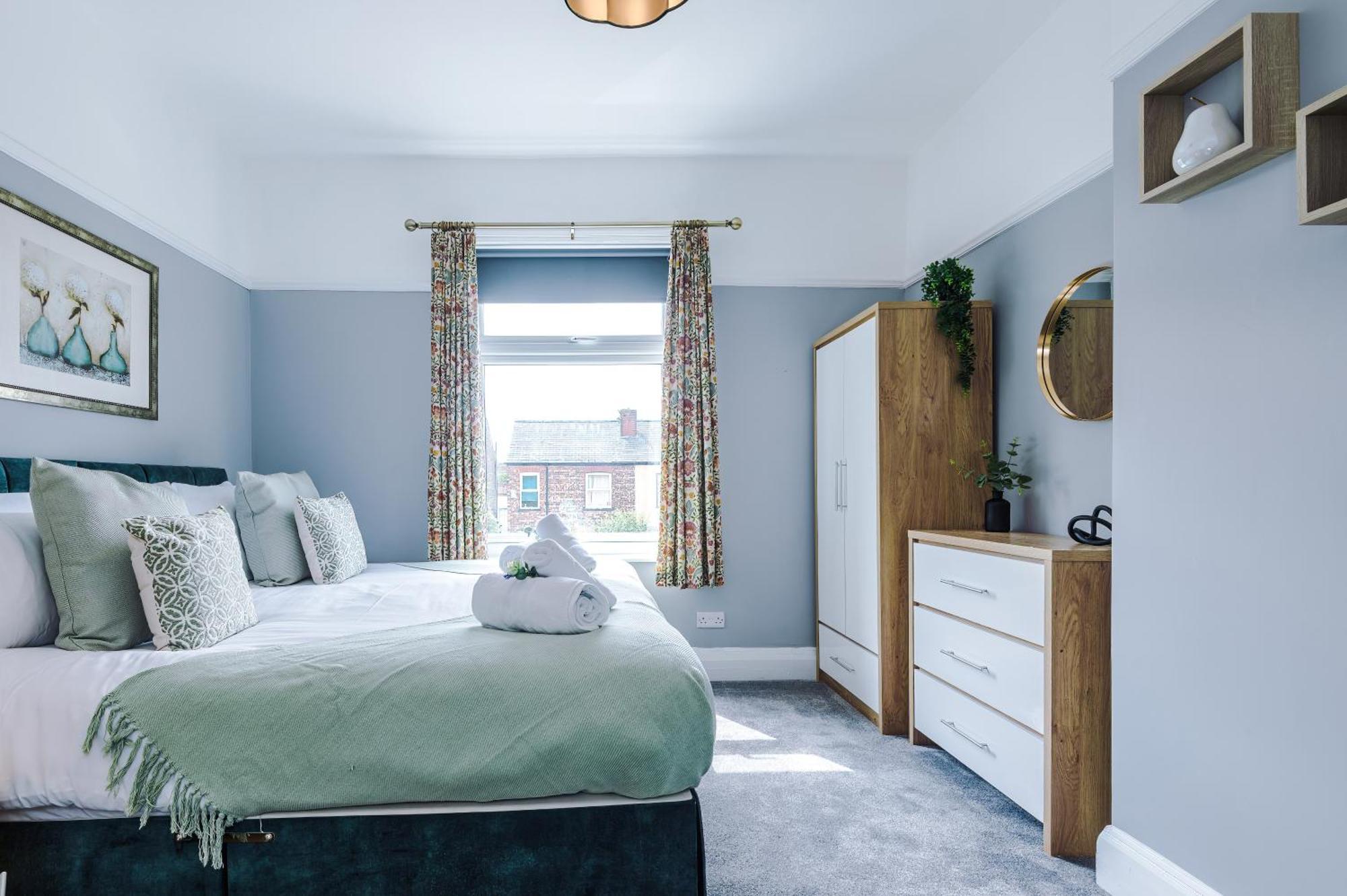 New! 3-bed Spacious In By 53 Degrees Property, Ideal For Groups, Free Parking! Manchester