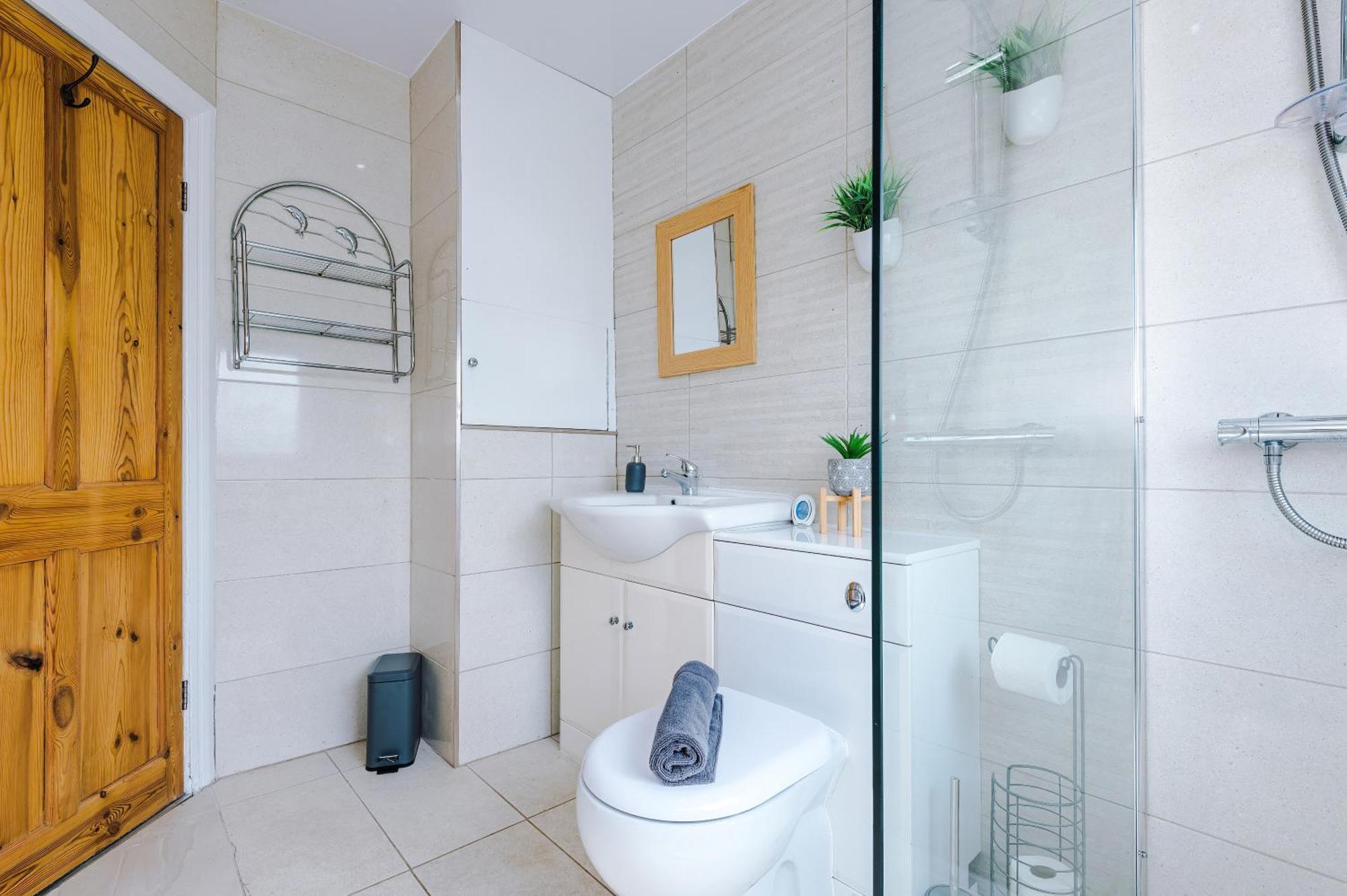New! 3-bed Spacious In By 53 Degrees Property, Ideal For Groups, Free Parking! Holiday home