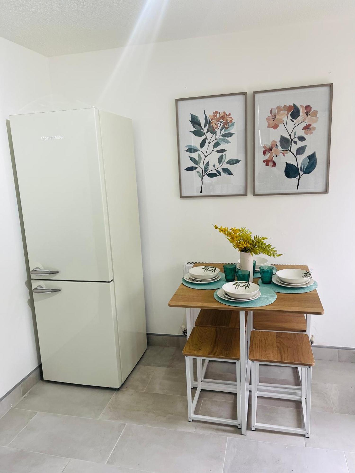 Entire Two Bed House With Gated Off Street Parking Apartment *