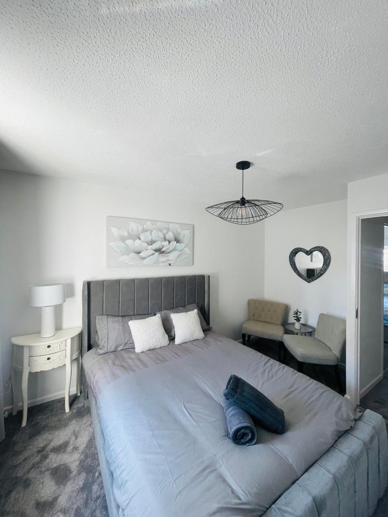 Apartment Entire Two Bed House With Gated Off Street Parking *