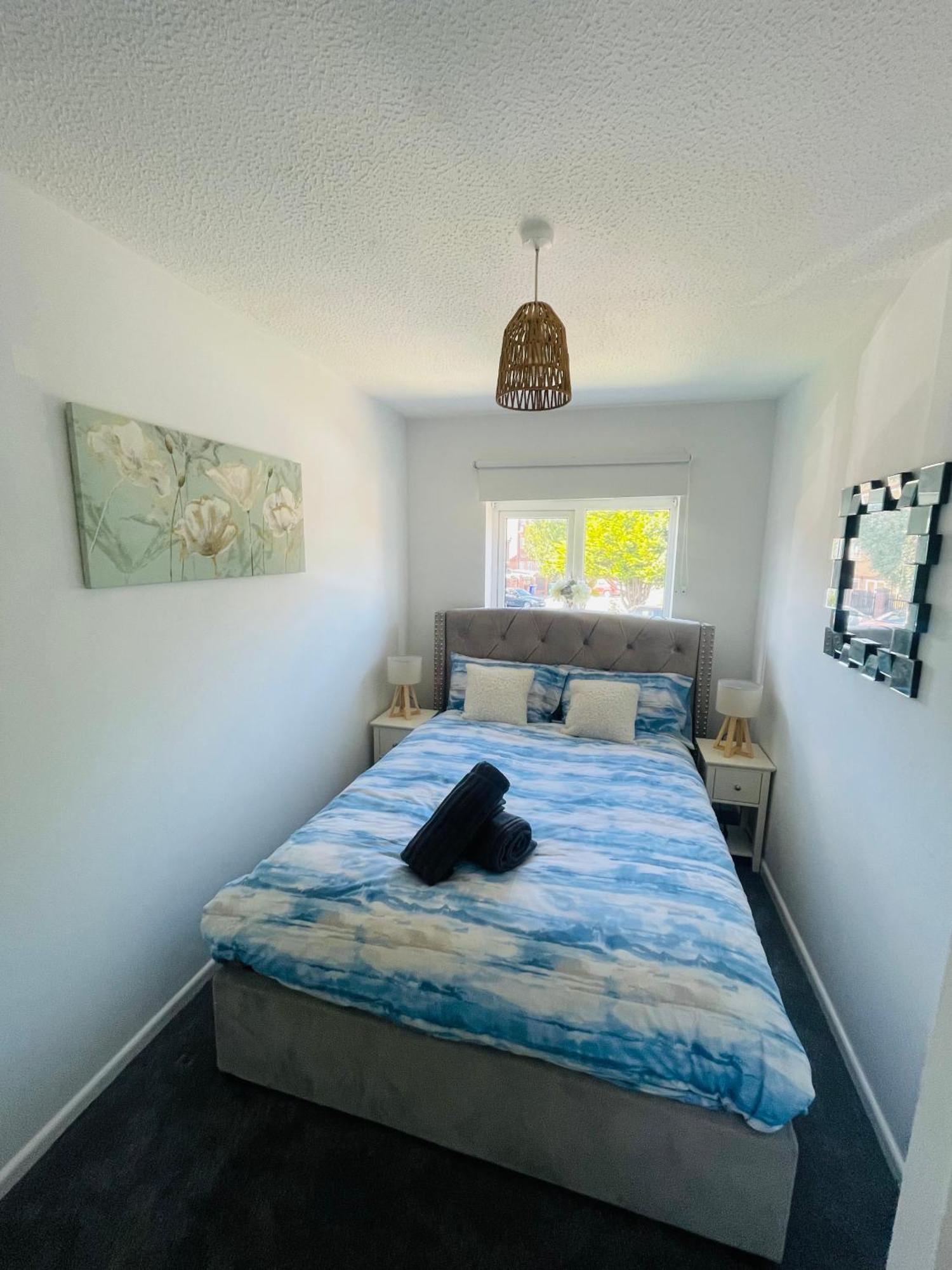Apartment Entire Two Bed House With Gated Off Street Parking *