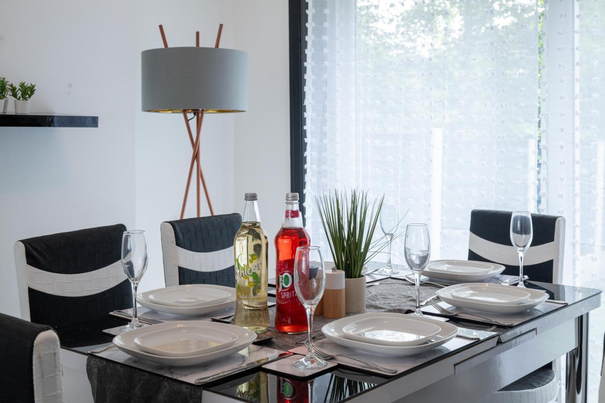 Full House, Massage Mattresses, Sleeps 6 Guests, Free Wifi, Free Parking, Free Netflix, Smart Tv