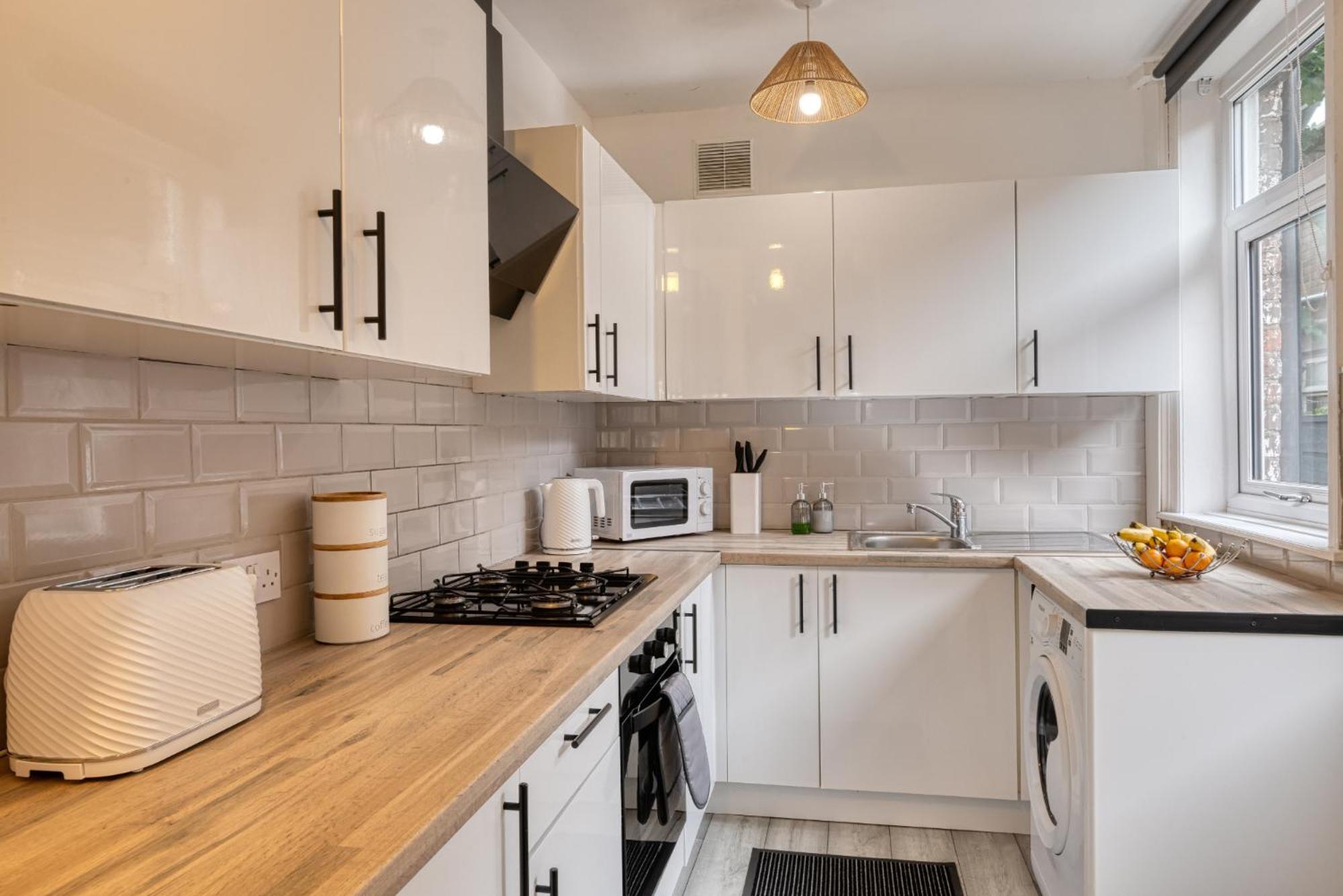 Holiday home Full House, Massage Mattresses, Sleeps 6 Guests, Free Wifi, Free Parking, Free Netflix, Smart Tv *