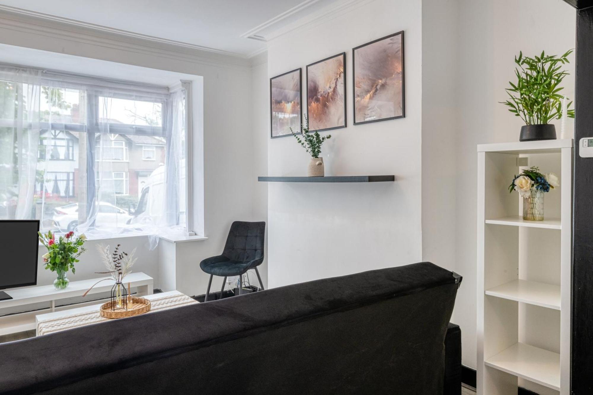 Full House, Massage Mattresses, Sleeps 6 Guests, Free Wifi, Free Parking, Free Netflix, Smart Tv * Manchester