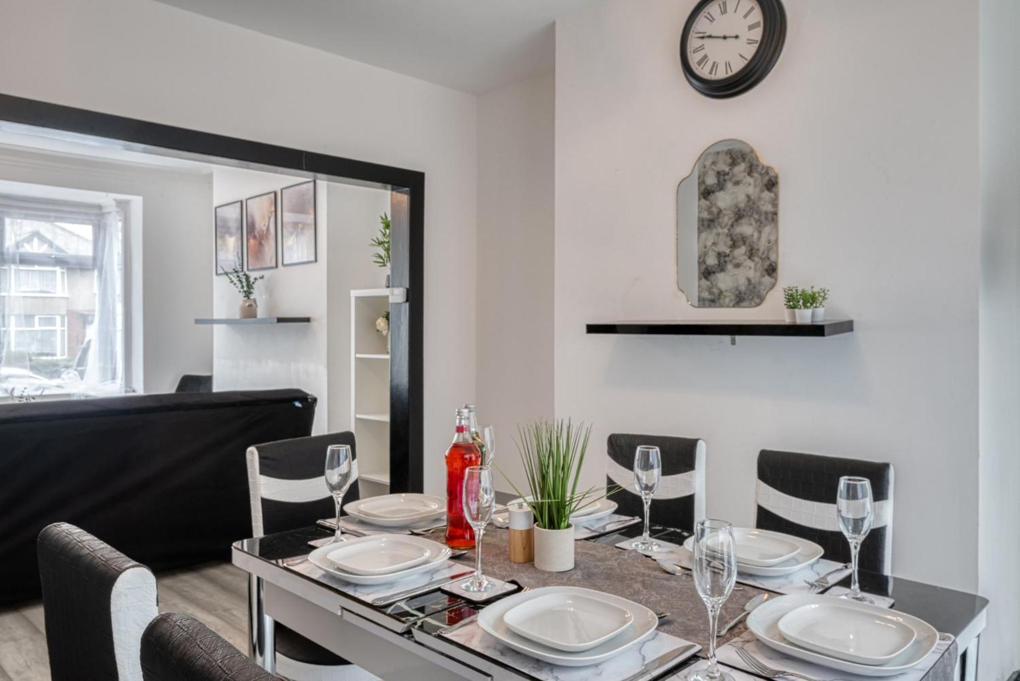 Full House, Massage Mattresses, Sleeps 6 Guests, Free Wifi, Free Parking, Free Netflix, Smart Tv * Manchester