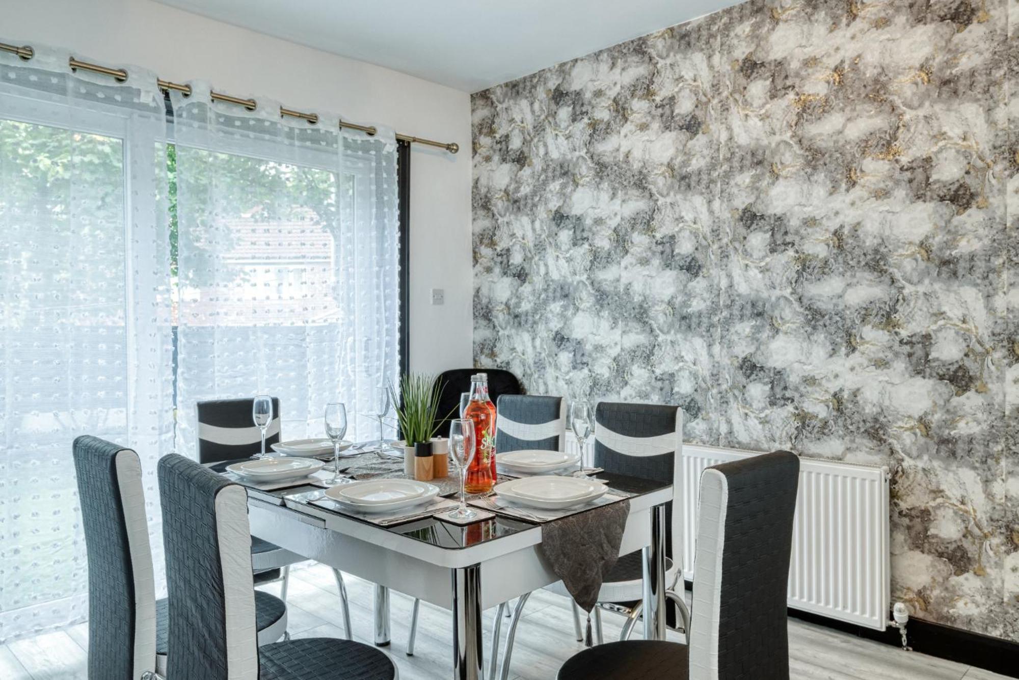 Full House, Massage Mattresses, Sleeps 6 Guests, Free Wifi, Free Parking, Free Netflix, Smart Tv Holiday home *