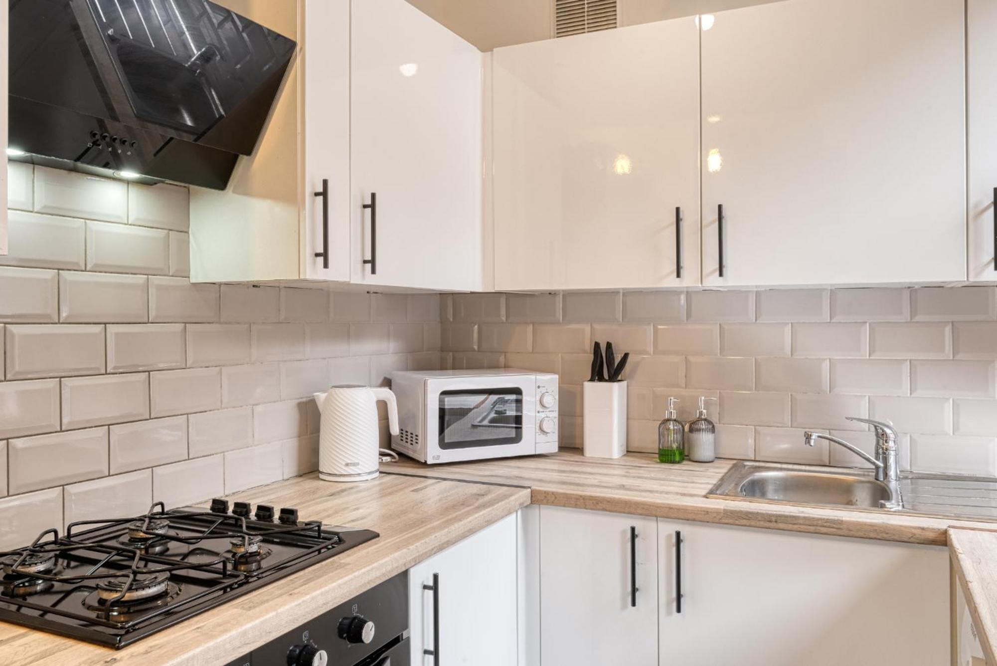 Holiday home Full House, Massage Mattresses, Sleeps 6 Guests, Free Wifi, Free Parking, Free Netflix, Smart Tv *